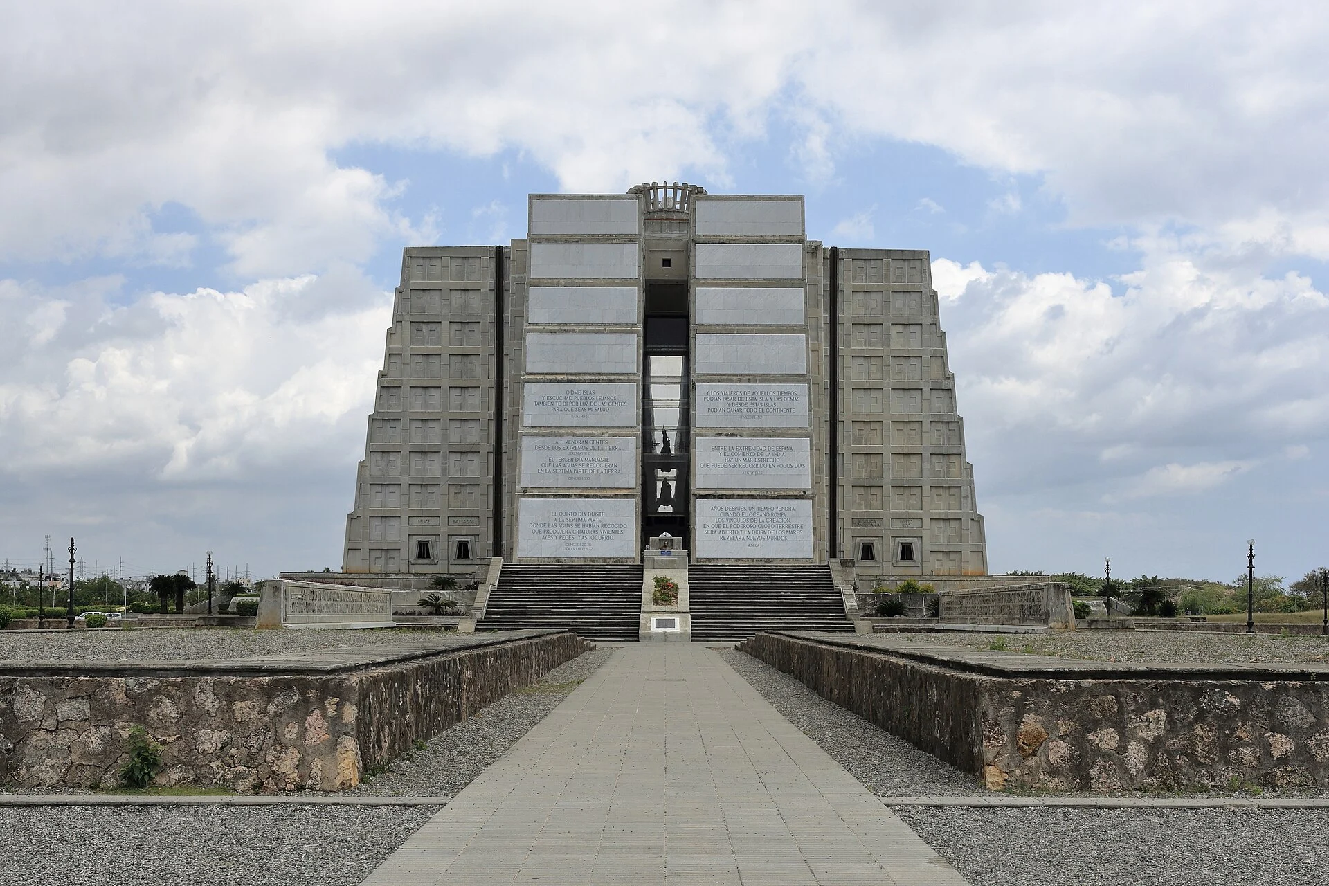 Der Faro a Colón in Santo Domingo, ein liegendes Betonkreuz von 1992