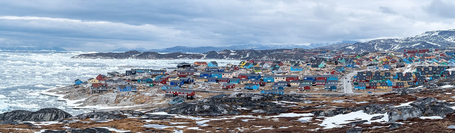 Die bunten Häuser von Ilulissat vor dem Eis der Diskobucht