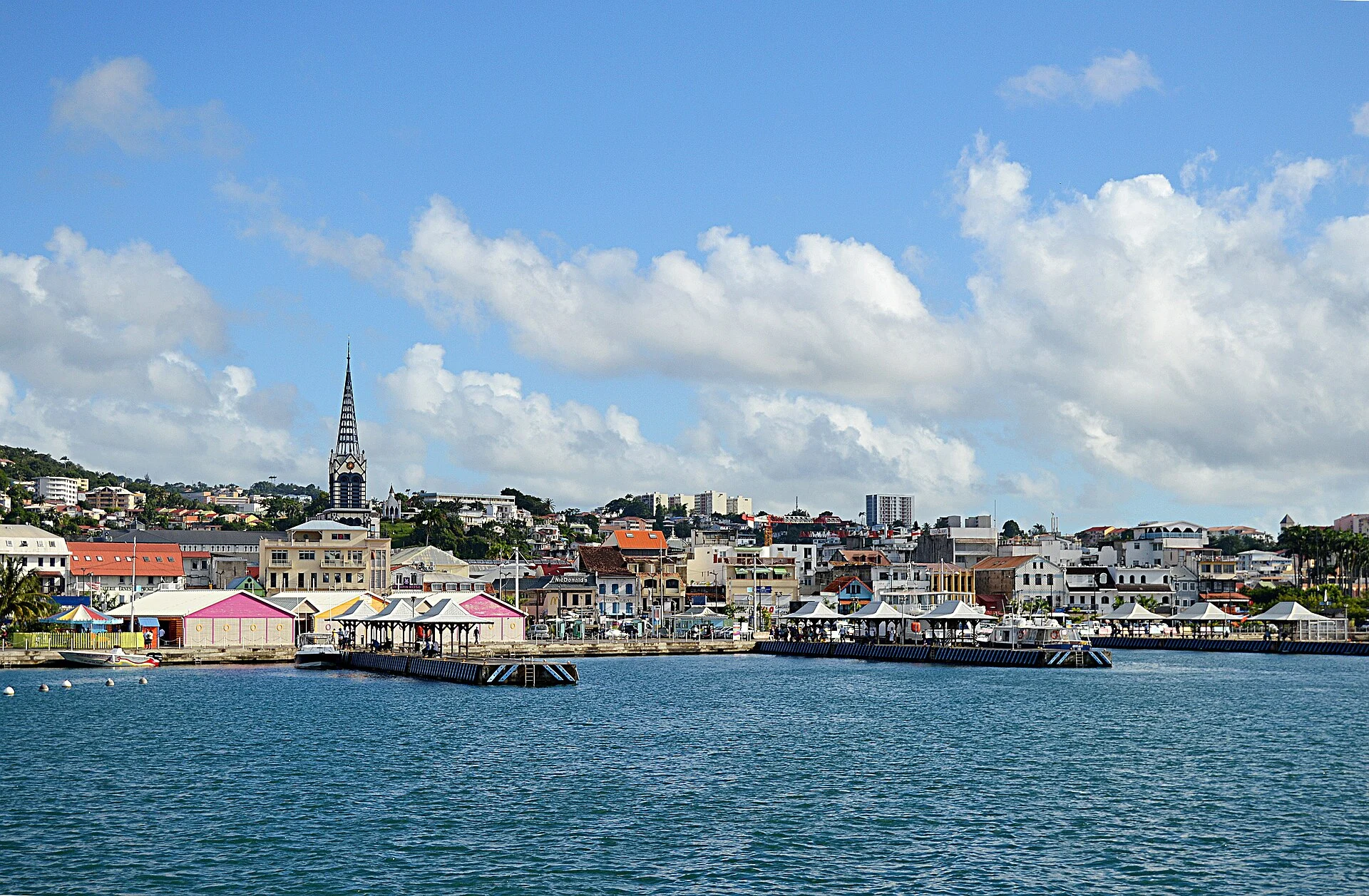 Fort-de-France auf Martinique vom Wasser aus, mit dem Turm der Kathedrale Saint-Louis