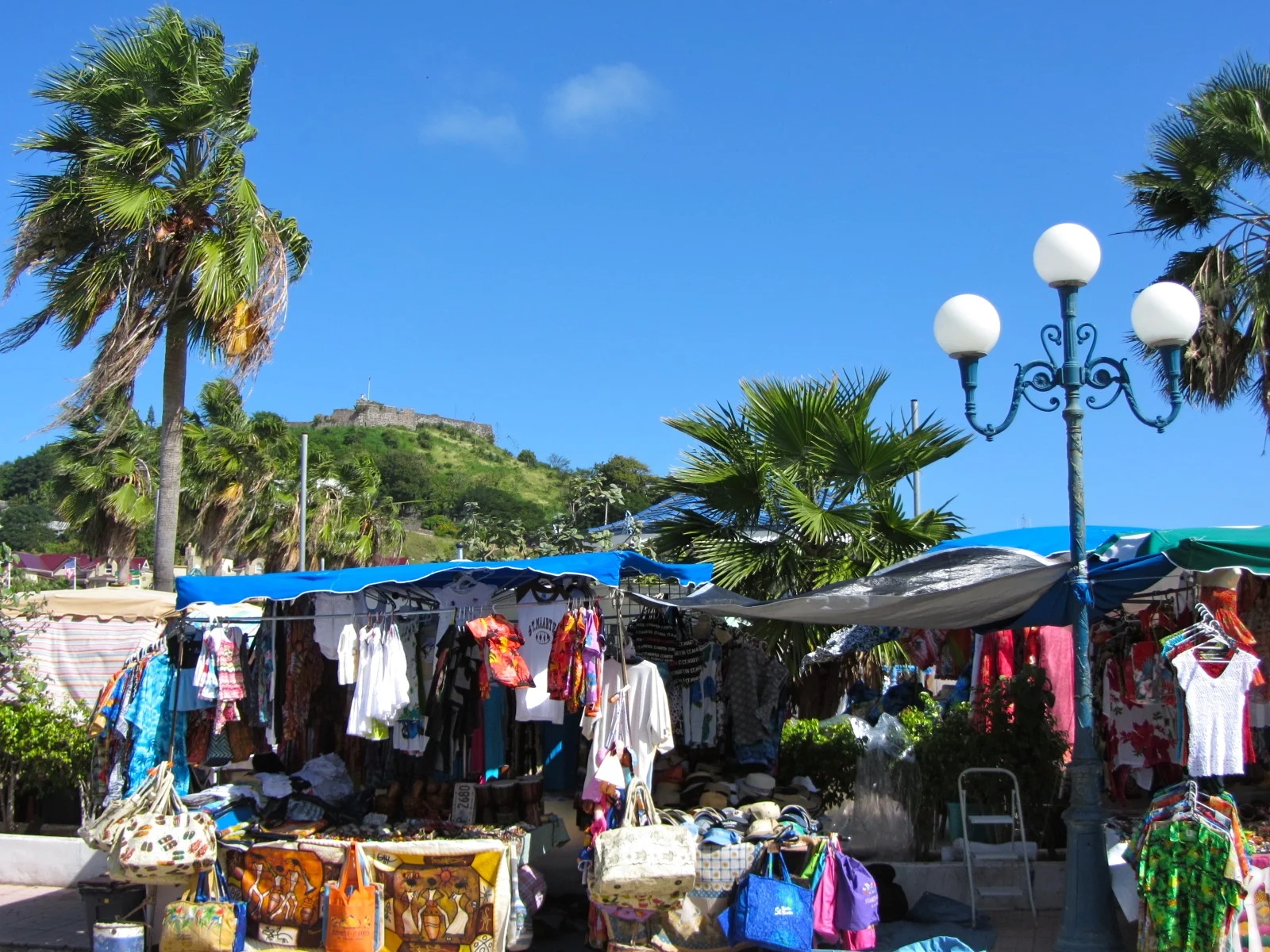 Der Markt am Hafen von Marigot mit dem Fort Louis auf dem Hügel dahinter