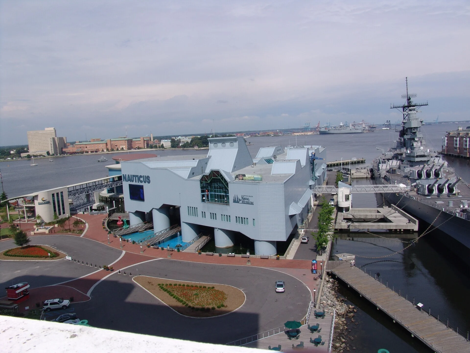 Das Museum Nauticus am Kai von Norfolk, daneben die USS Wisconsin