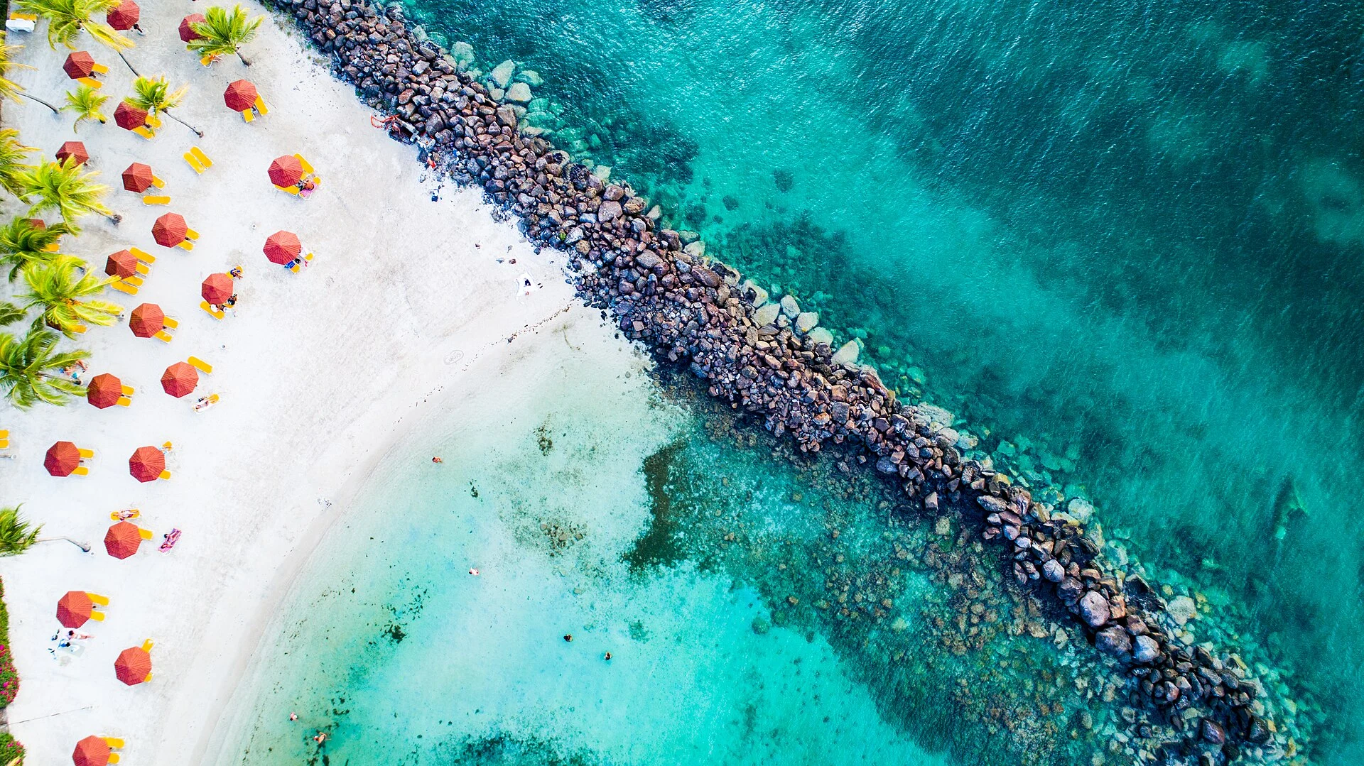 Der helle Sand und das türkise Wasser an der Pointe du Bout bei Les Trois-Îlets auf Martinique