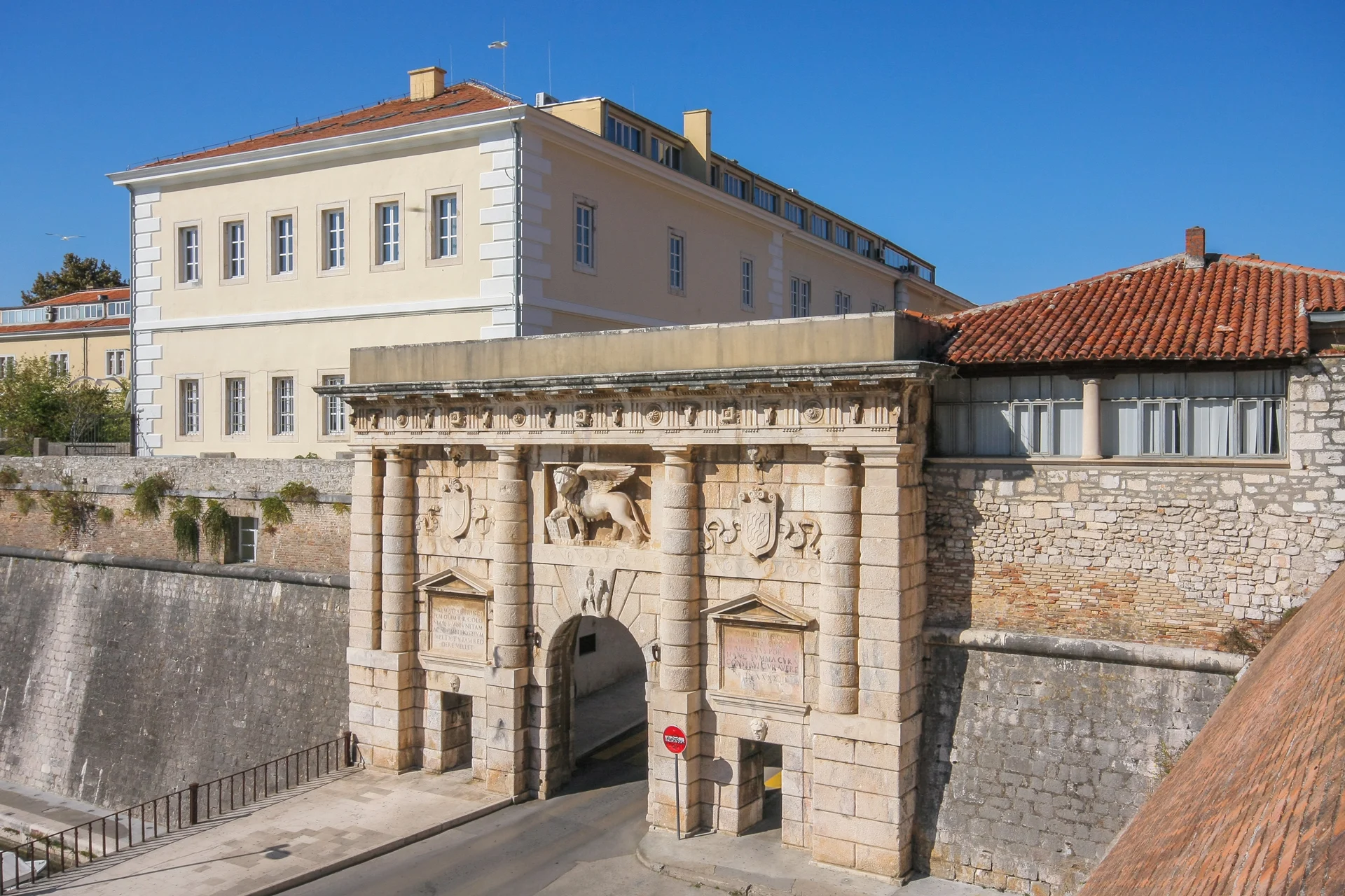 Das venezianische Landtor (Kopnena vrata) von 1543 in Zadar mit dem Relief des geflügelten Markuslöwen über dem Torbogen.