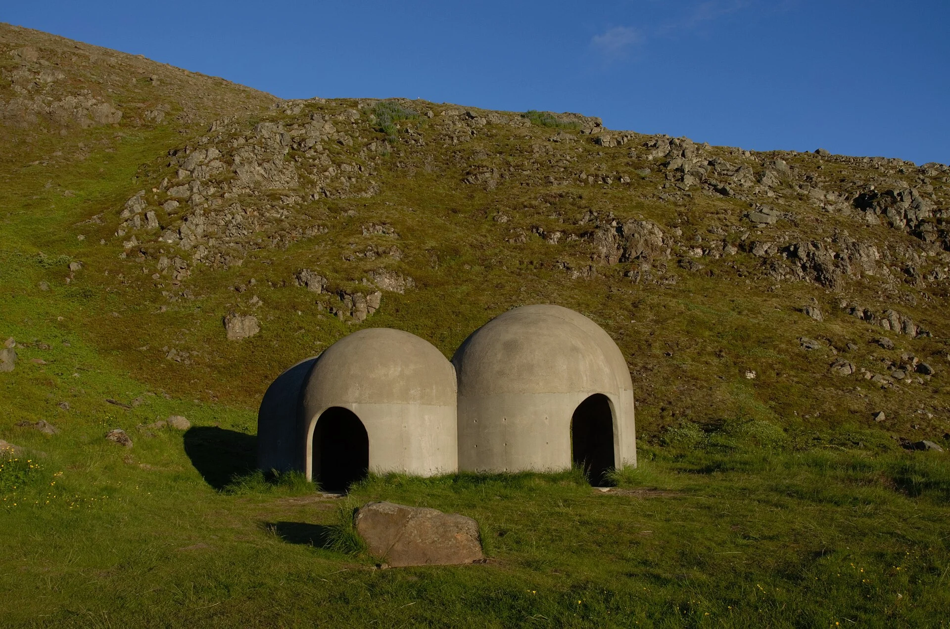 Die Betonkuppeln der Klanginstallation Tvísöngur über Seyðisfjörður