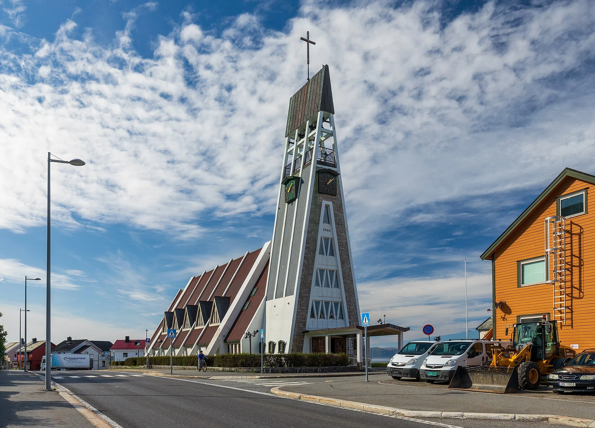 Die dreieckige Hammerfest kirke von 1961 an der Kirkegata vor bewölktem Himmel