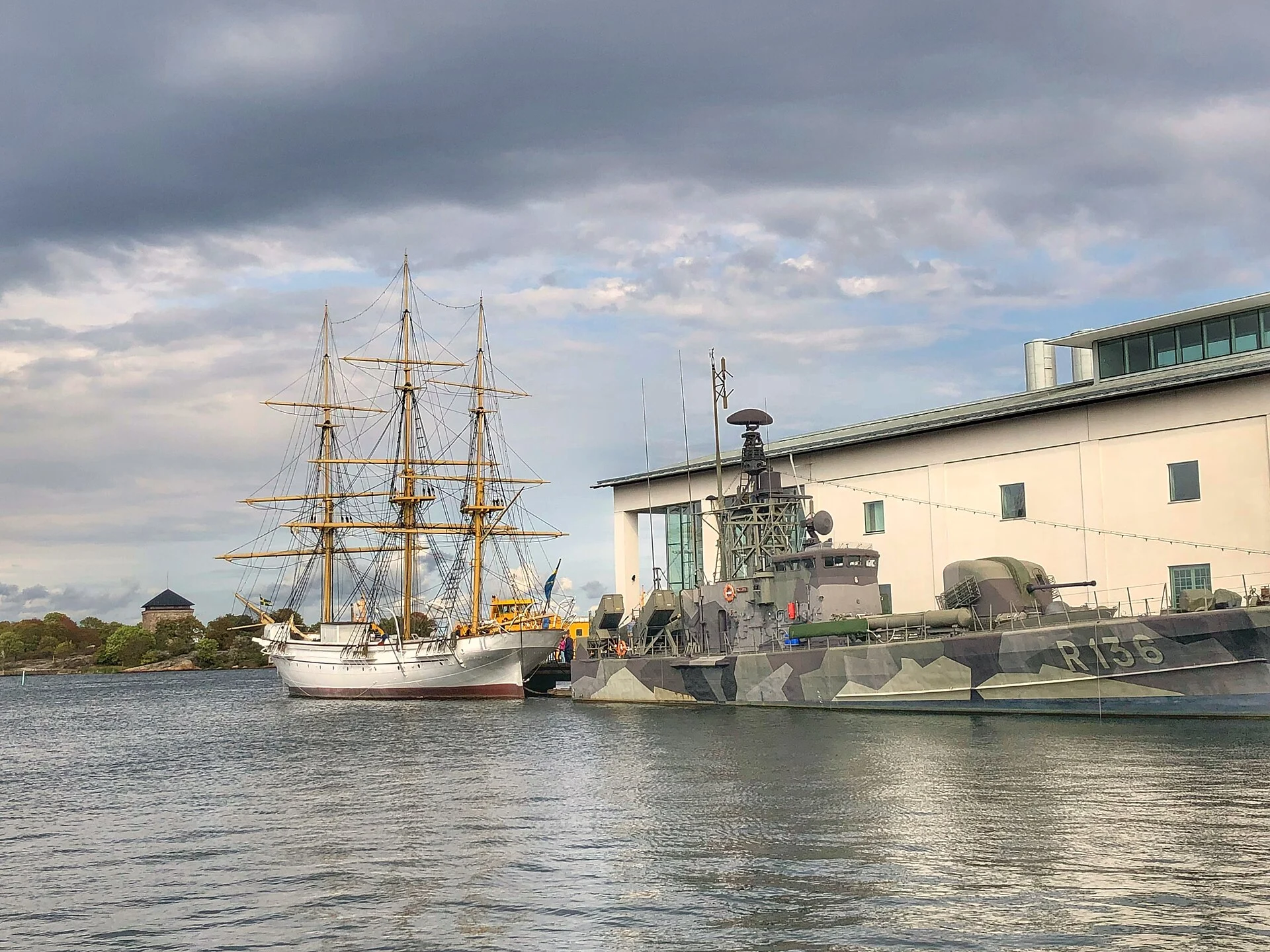 Segelschiff und Marineschiff am Kai vor dem Marinemuseum in Karlskrona
