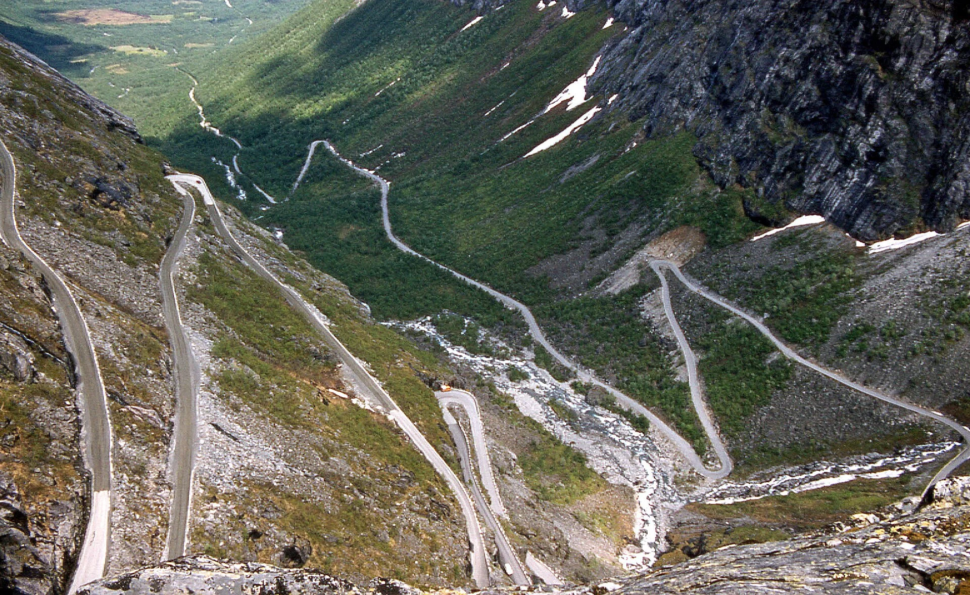 Die Serpentinen der Trollstigen-Straße im Isterdal, von oben gesehen