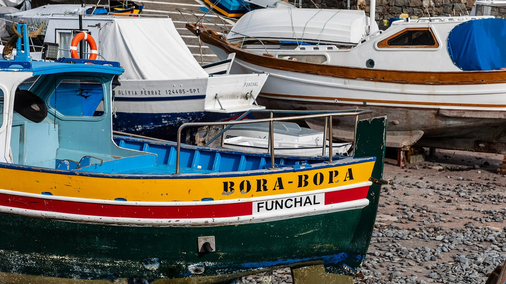 Ein Fischerboot am Kiesstrand von Câmara de Lobos