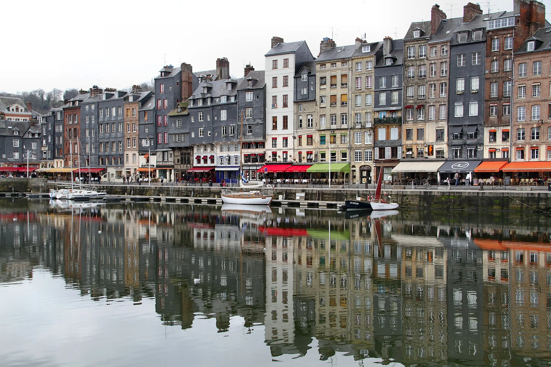 Die hohen Schieferhäuser am Quai Sainte-Catherine spiegeln sich im Vieux Bassin von Honfleur.