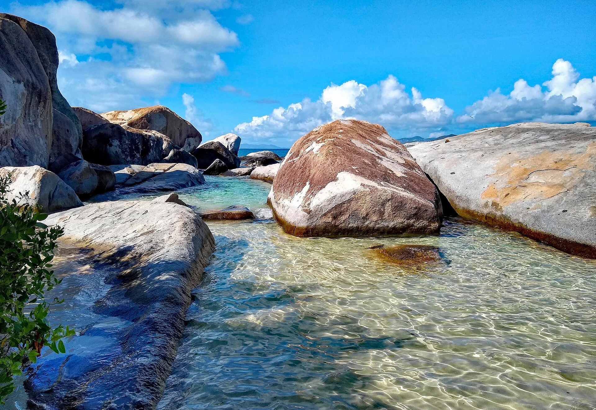 Granitblöcke und Meerwasserbecken an den Baths auf Virgin Gorda