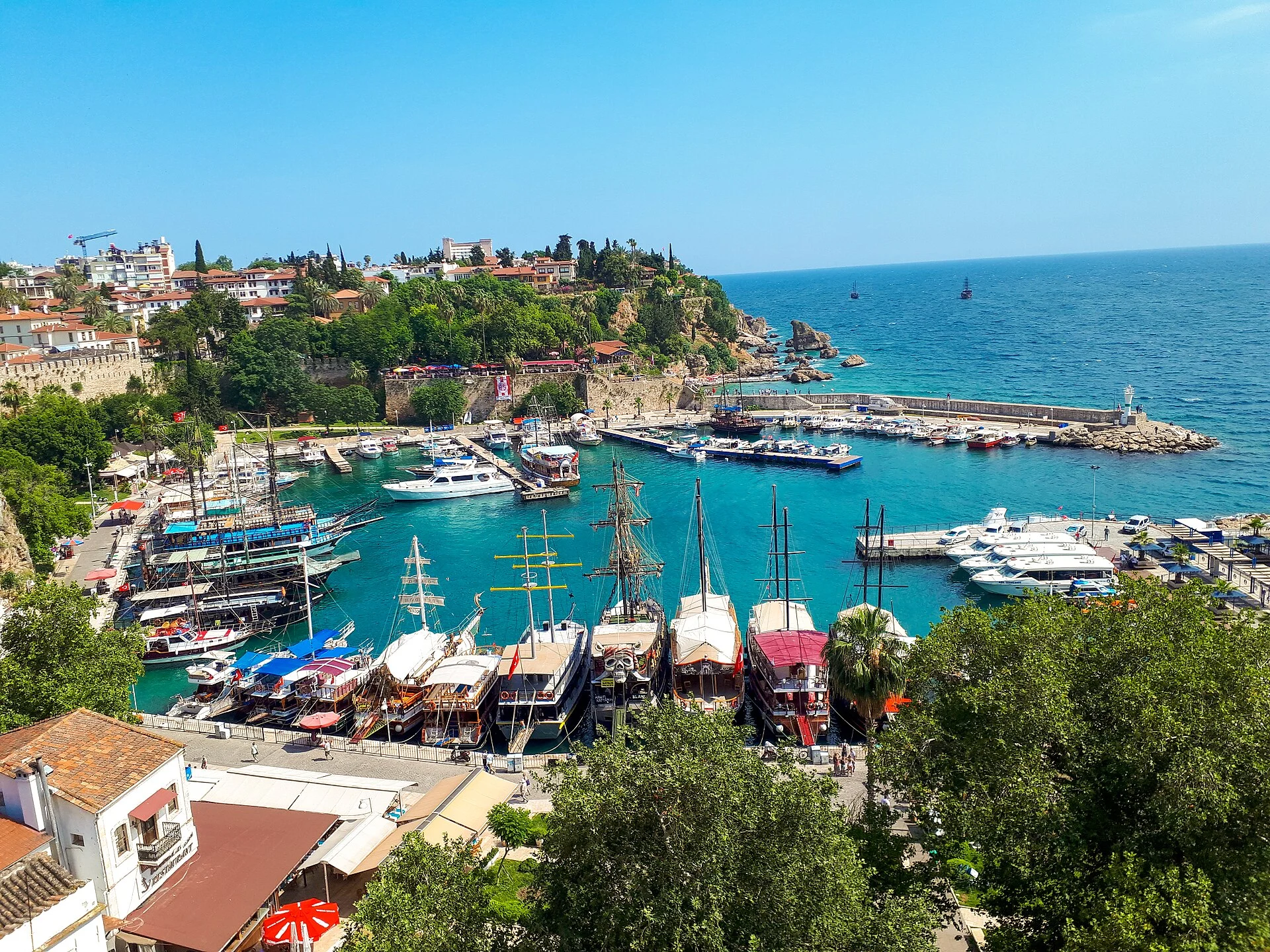 Der alte Hafen von Antalya mit Ausflugsbooten, umgeben von der Altstadt Kaleiçi
