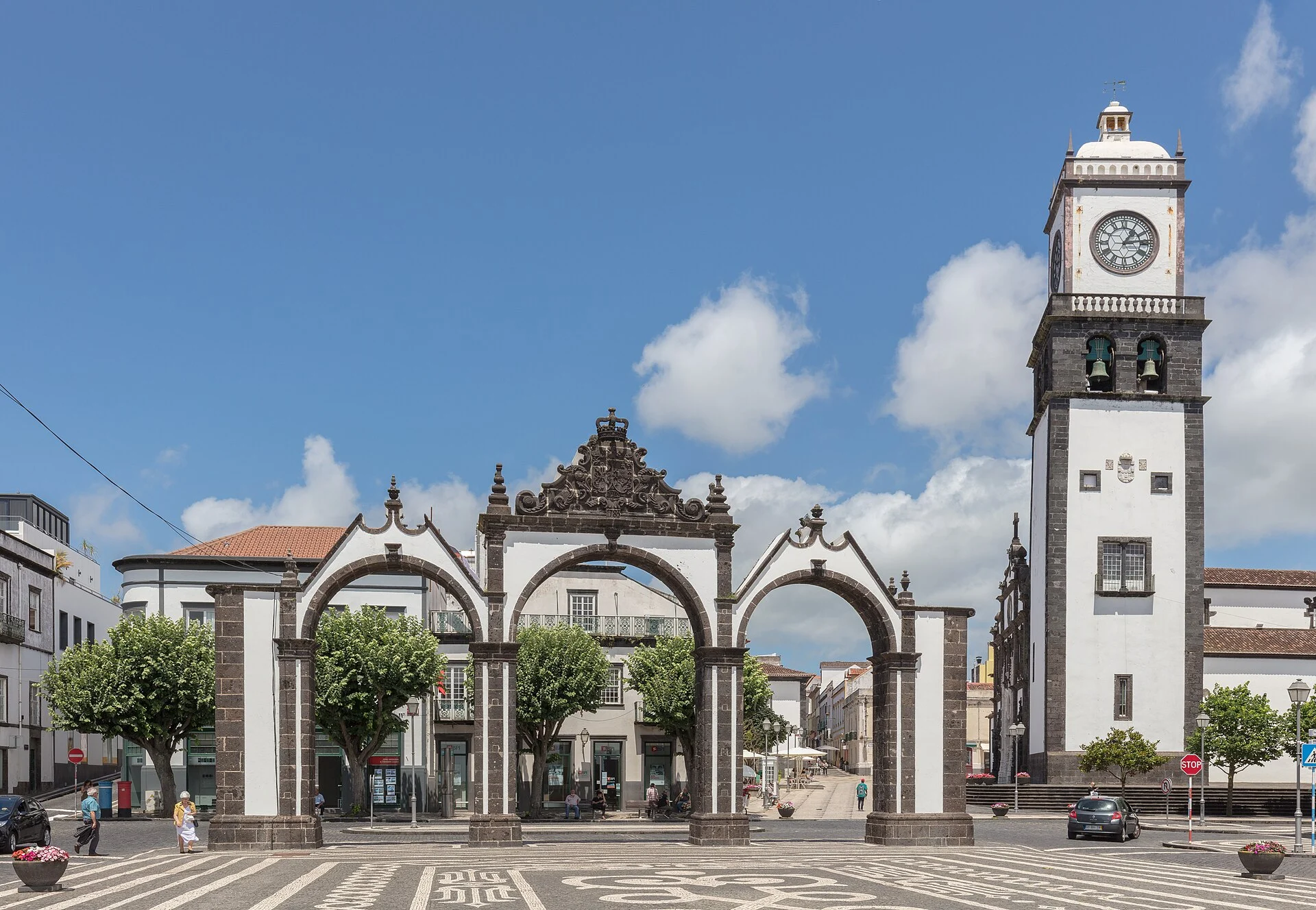 Die Portas da Cidade in Ponta Delgada mit dem Rathausturm
