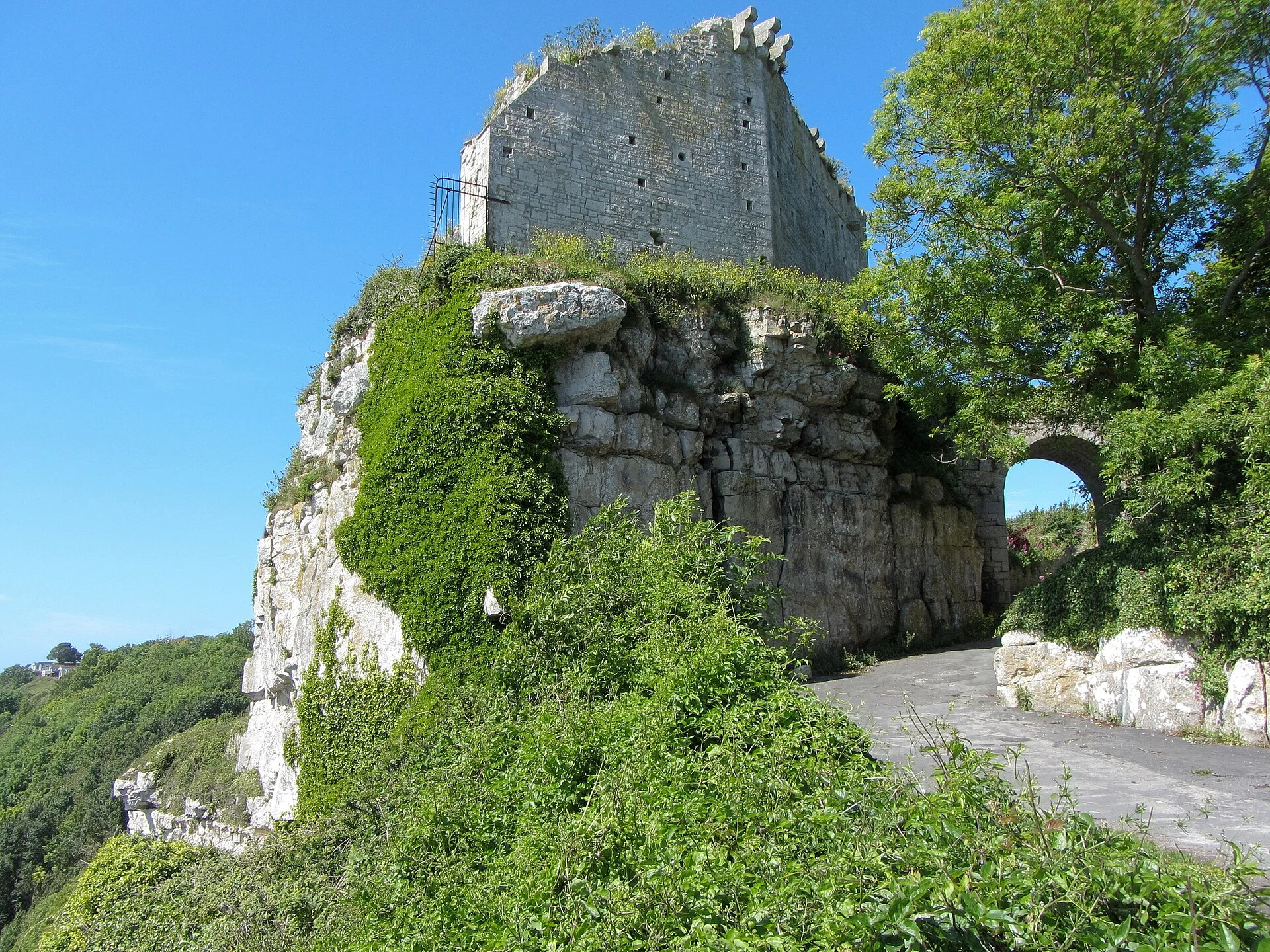 Die Ruine von Rufus Castle auf dem Kalkfelsen über Church Ope Cove, unmittelbar oberhalb des Portland Museum in Wakeham, Isle of Portland.