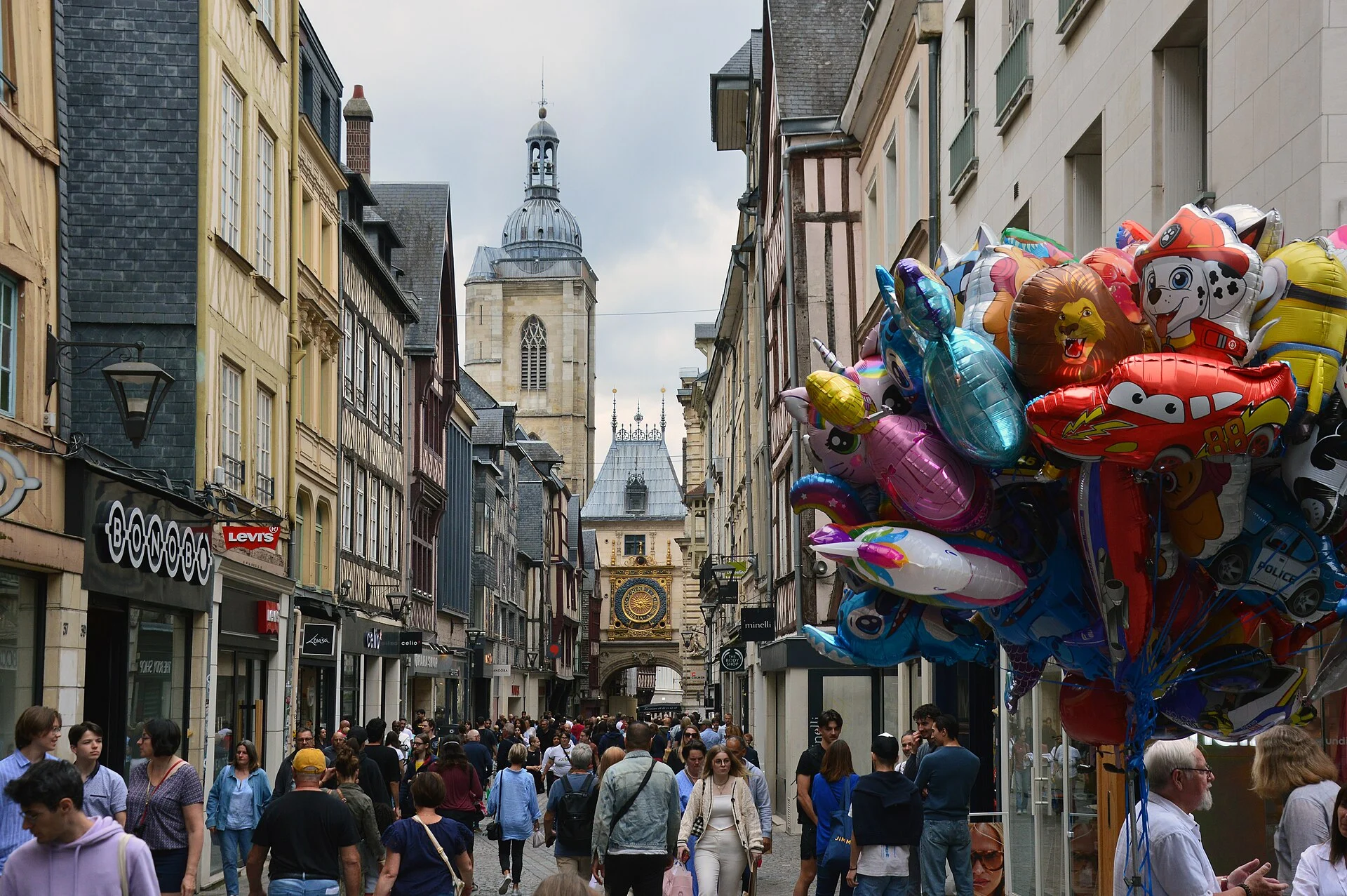 Die Rue du Gros-Horloge in Rouen mit der astronomischen Uhr