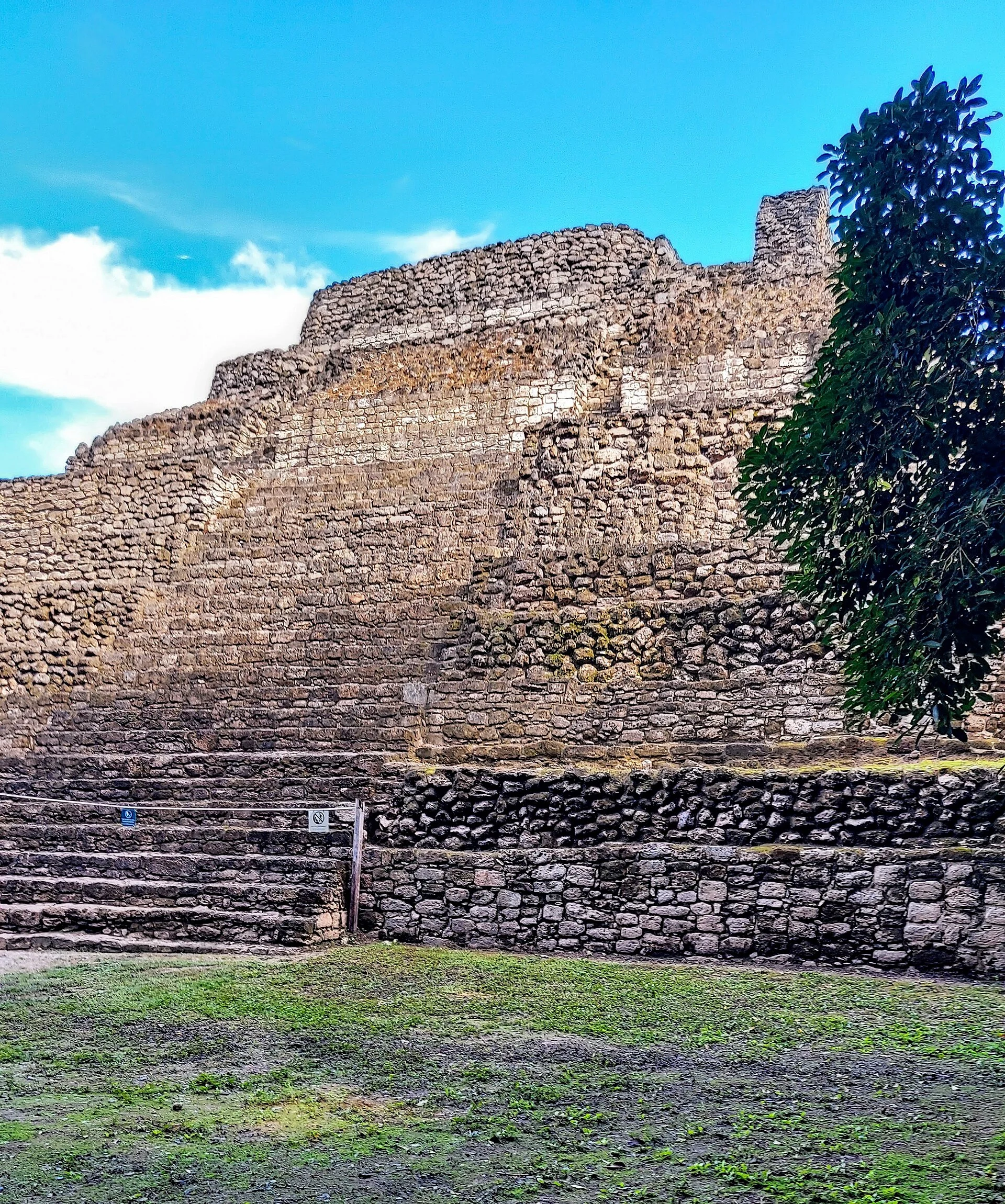 Mauerwerk und Stufen einer Pyramide in Chacchoben