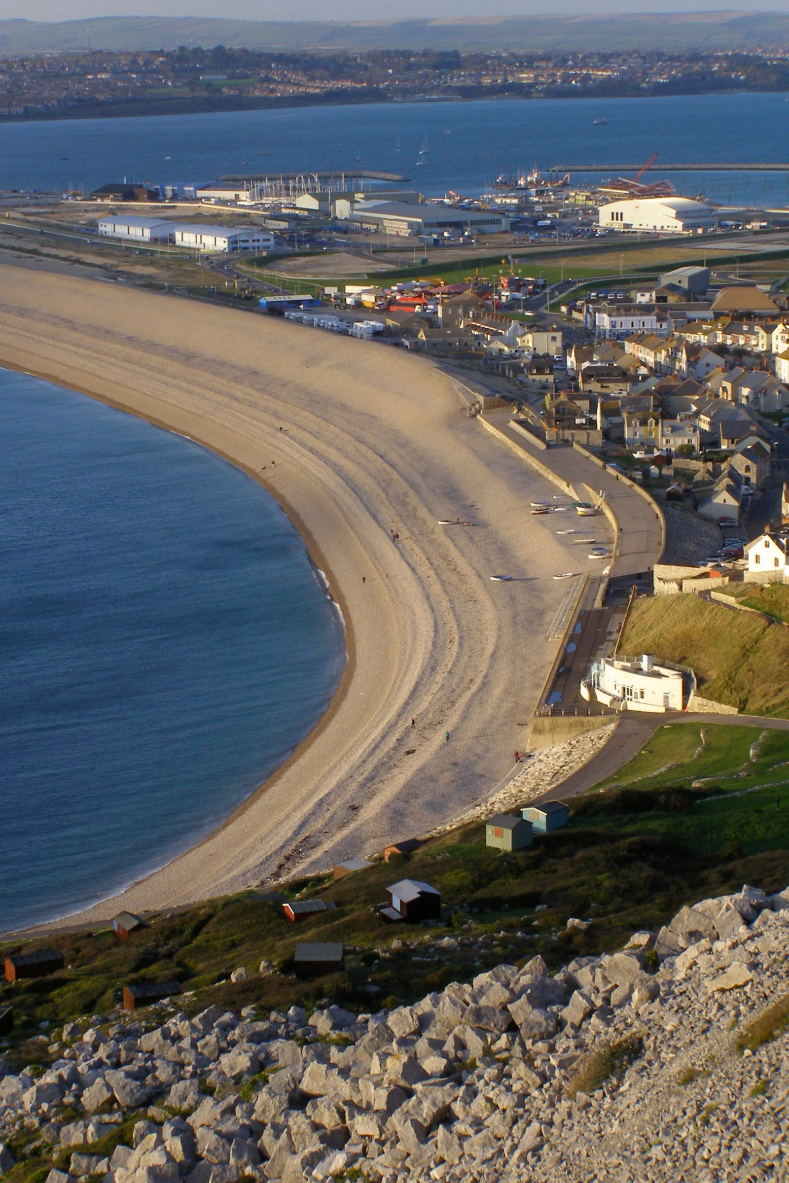 Blick von den Klippen über West Weare auf Chesil Cove, den anlaufenden Chesil Beach und das Dorf Chiswell auf Portland.