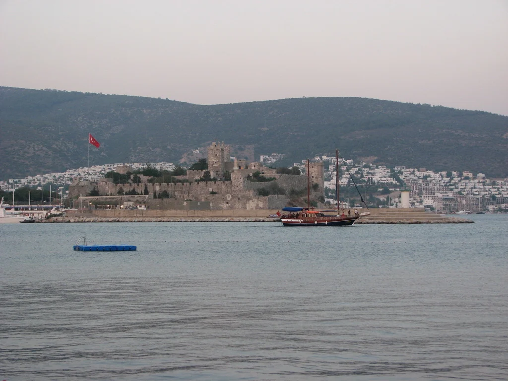 Die Johanniterburg St. Peter im Hafen von Bodrum, vom Wasser aus gesehen