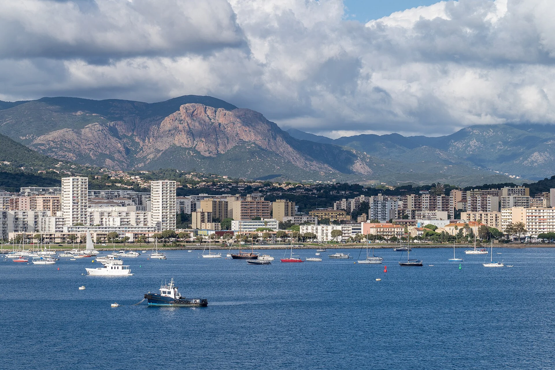 Blick vom Golf auf Ajaccio mit der Uferbebauung und den Bergen Korsikas im Hintergrund