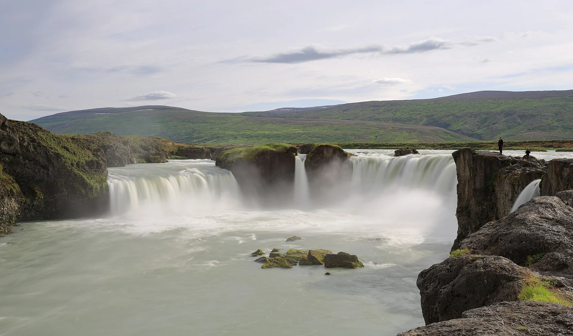 Der Wasserfall Goðafoss stürzt über eine Lavakante