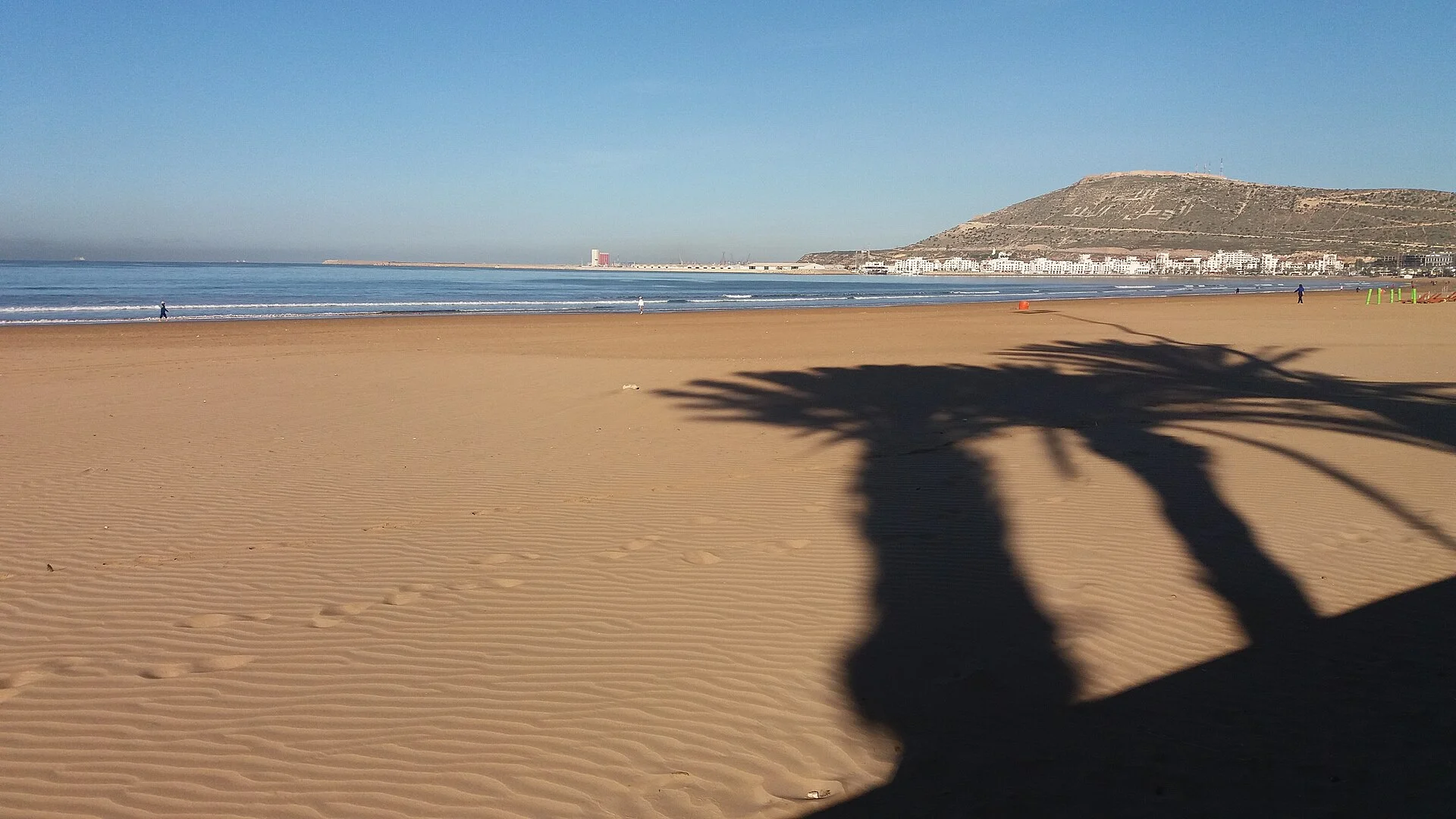 Der Strand von Agadir mit der Kasbah-Landzunge im Hintergrund