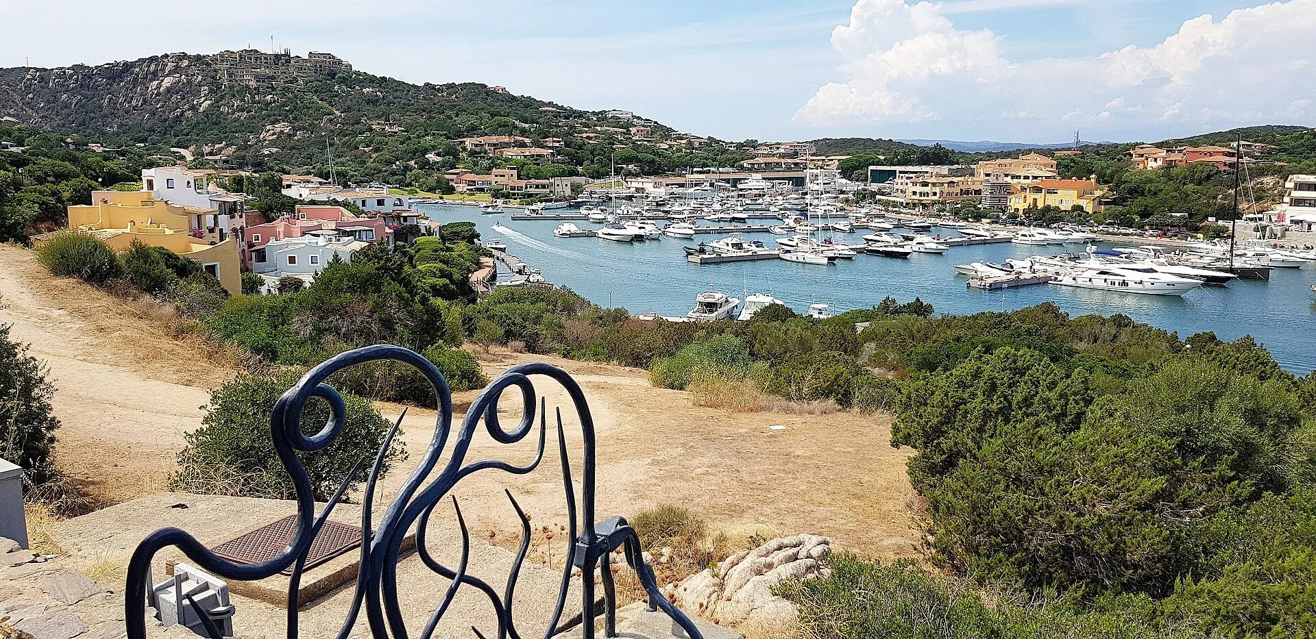 Der Yachthafen von Porto Cervo an der Costa Smeralda