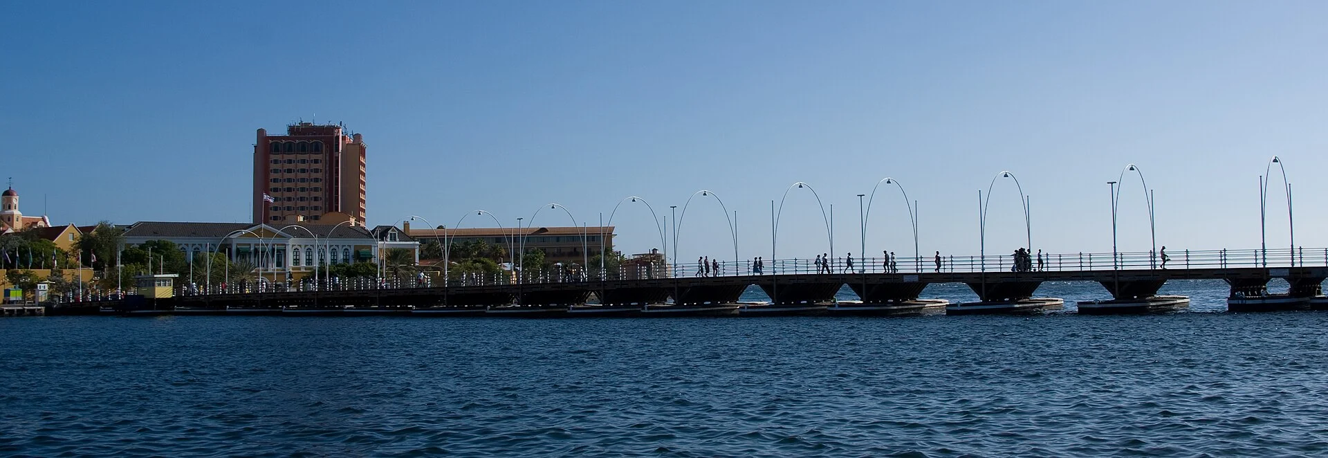 Die Königin-Emma-Brücke über die St.-Anna-Bucht in Willemstad