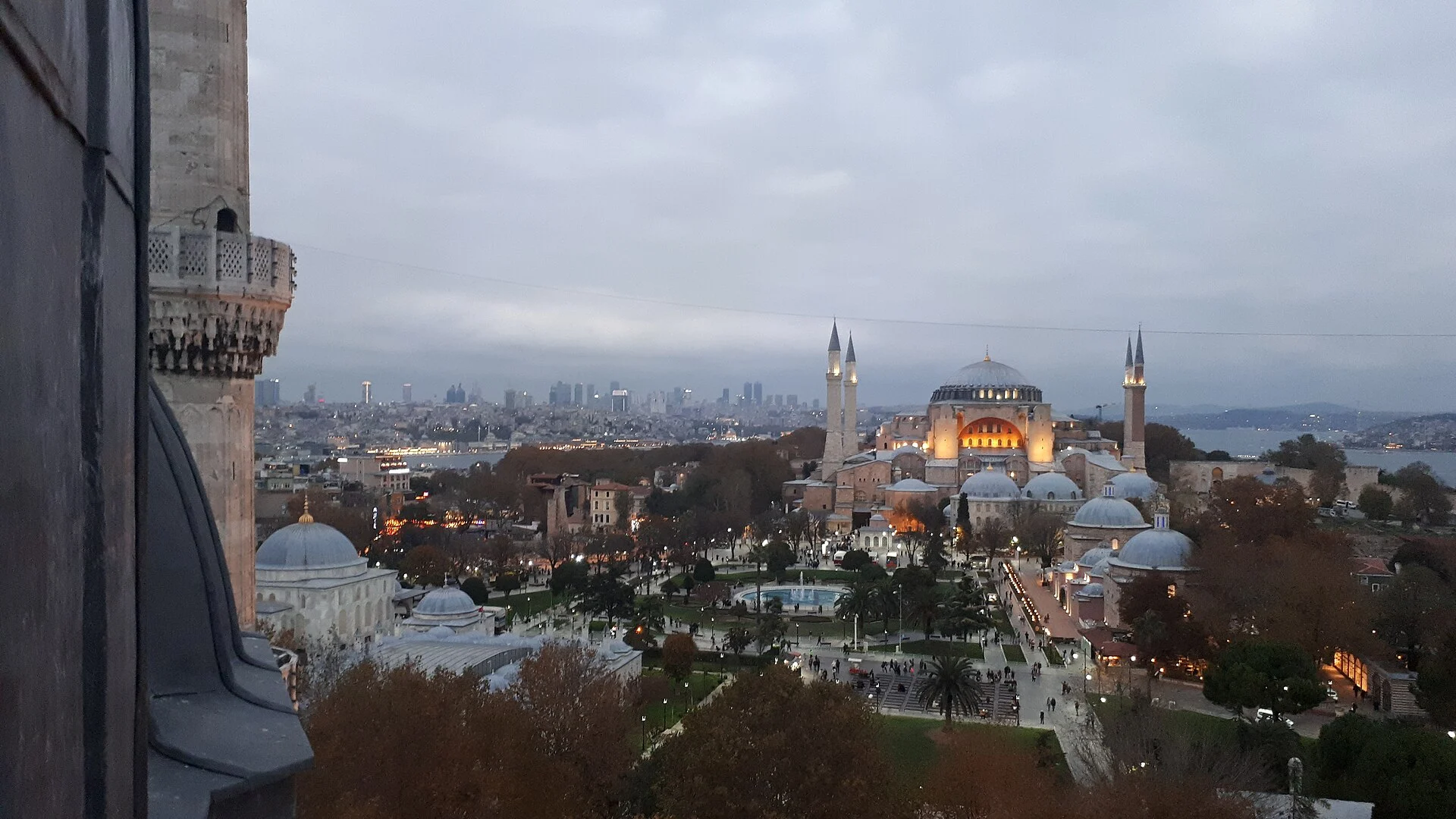 Die Silhouette von Sultanahmet in Istanbul mit Hagia Sophia und Minaretten in der Dämmerung