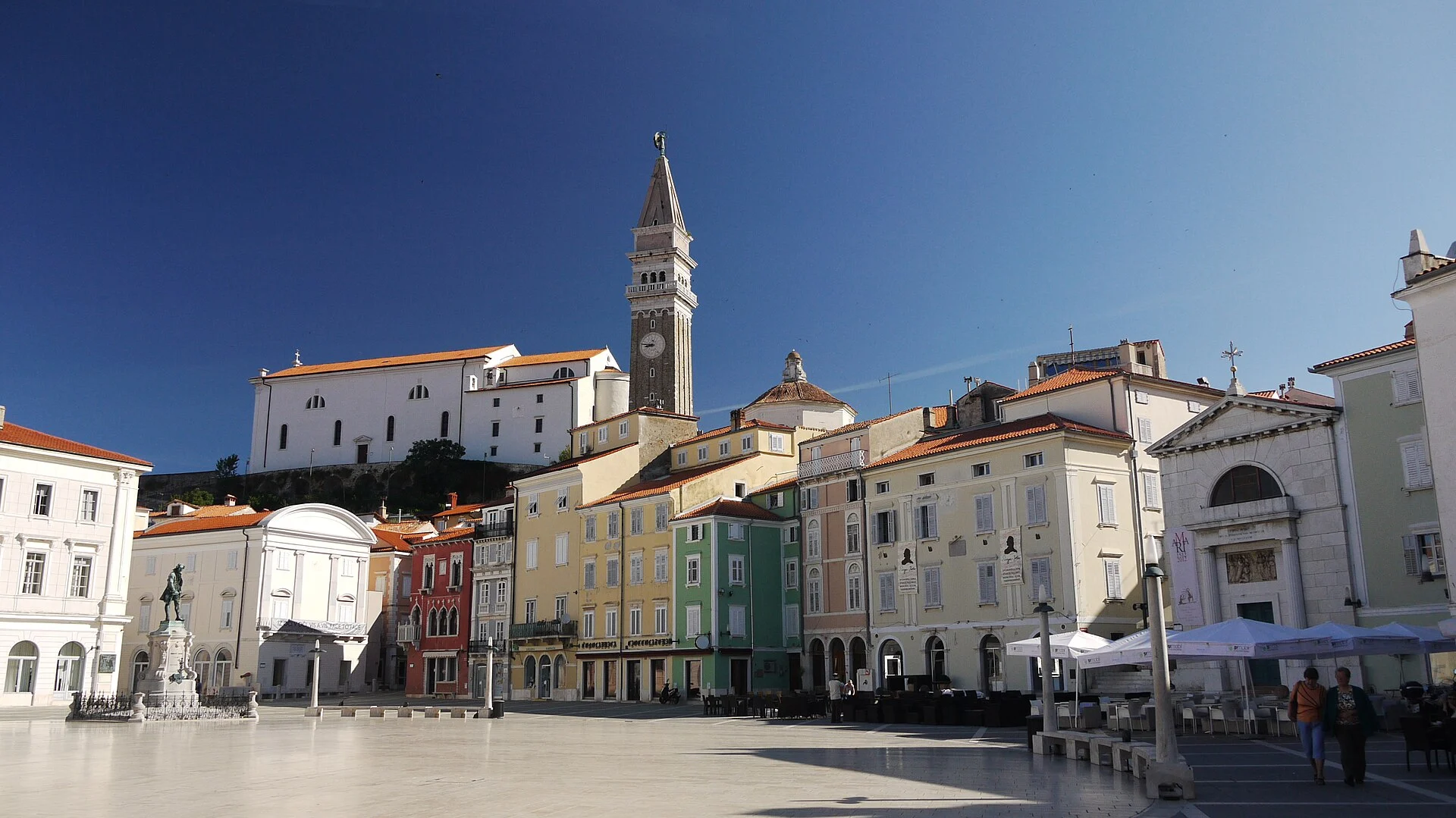 Der Tartini-Platz in Piran mit dem Glockenturm der Georgskirche