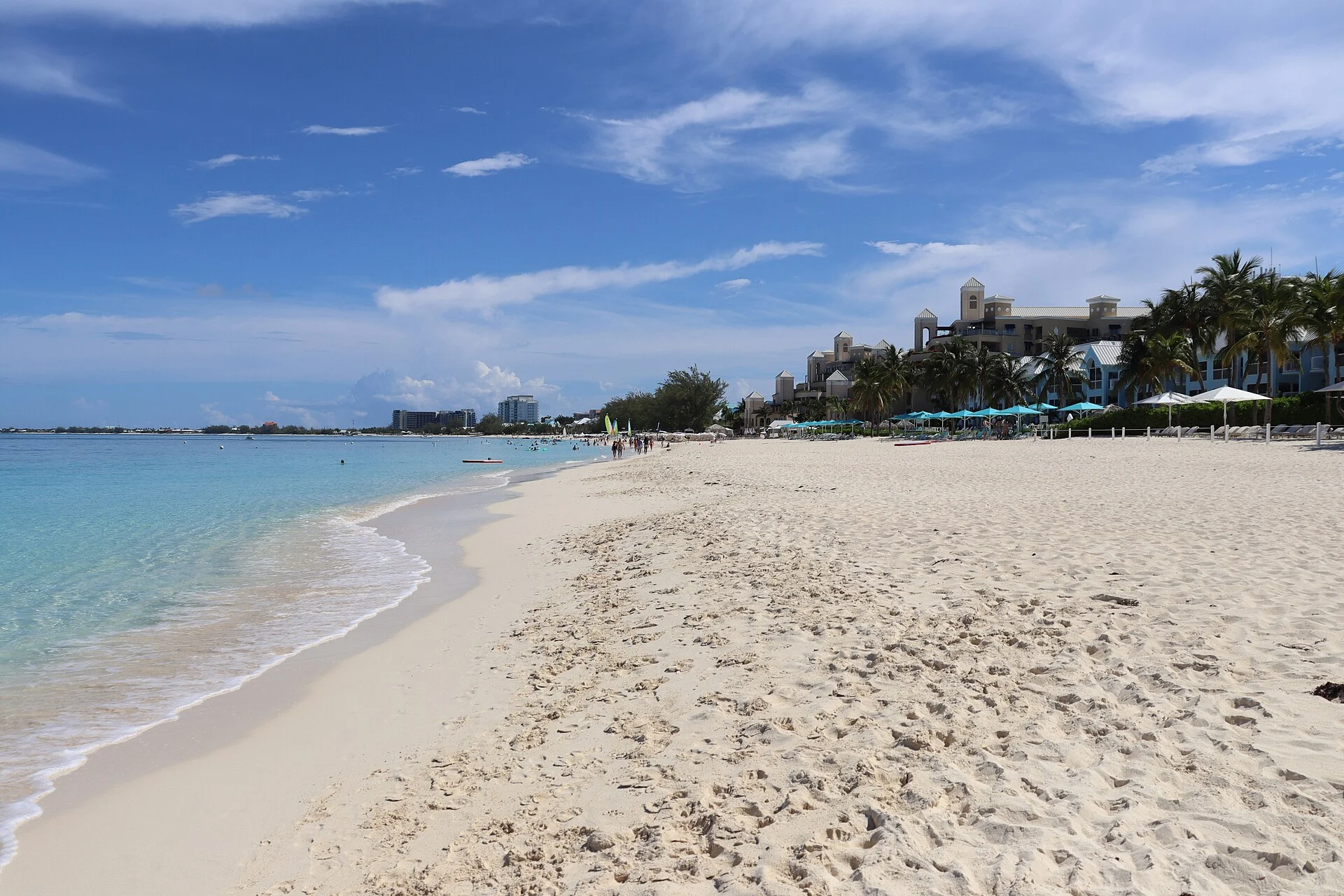 Der Seven Mile Beach auf Grand Cayman mit hellem Sand und ruhigem Wasser