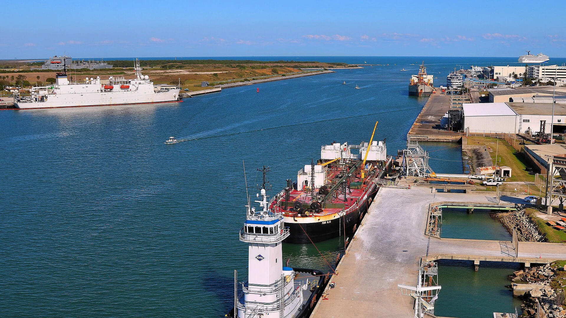 Die Hafeneinfahrt von Port Canaveral mit Schiffen an den Kais