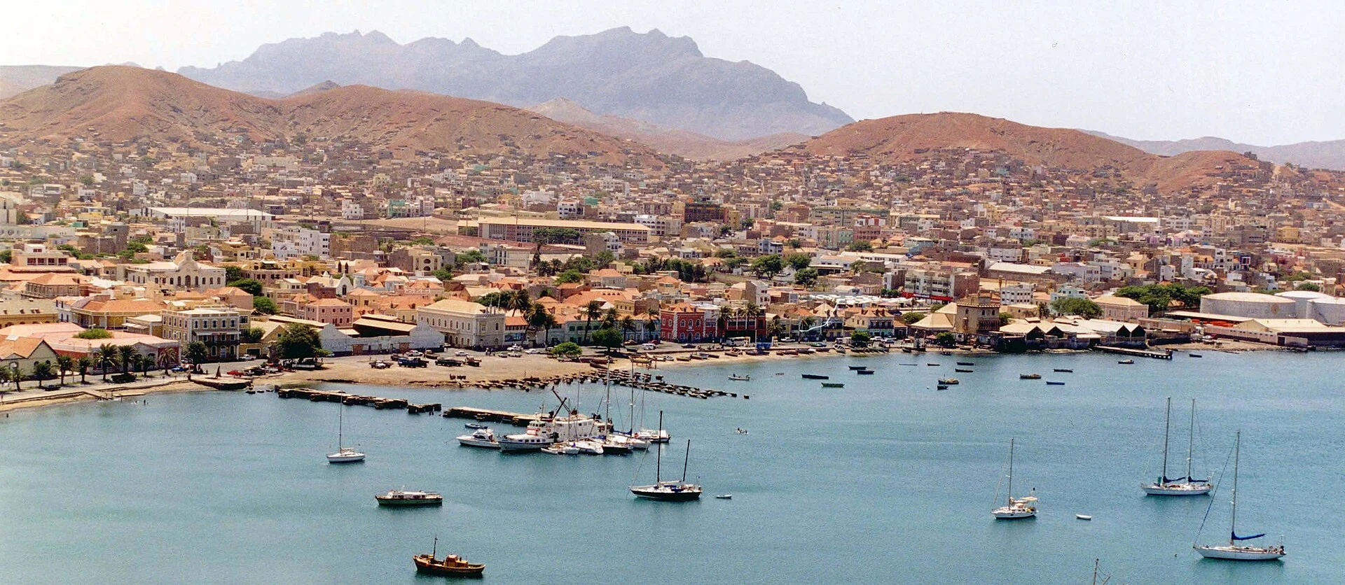 Der Hafen von Mindelo mit der Stadt und den Bergen von São Vicente