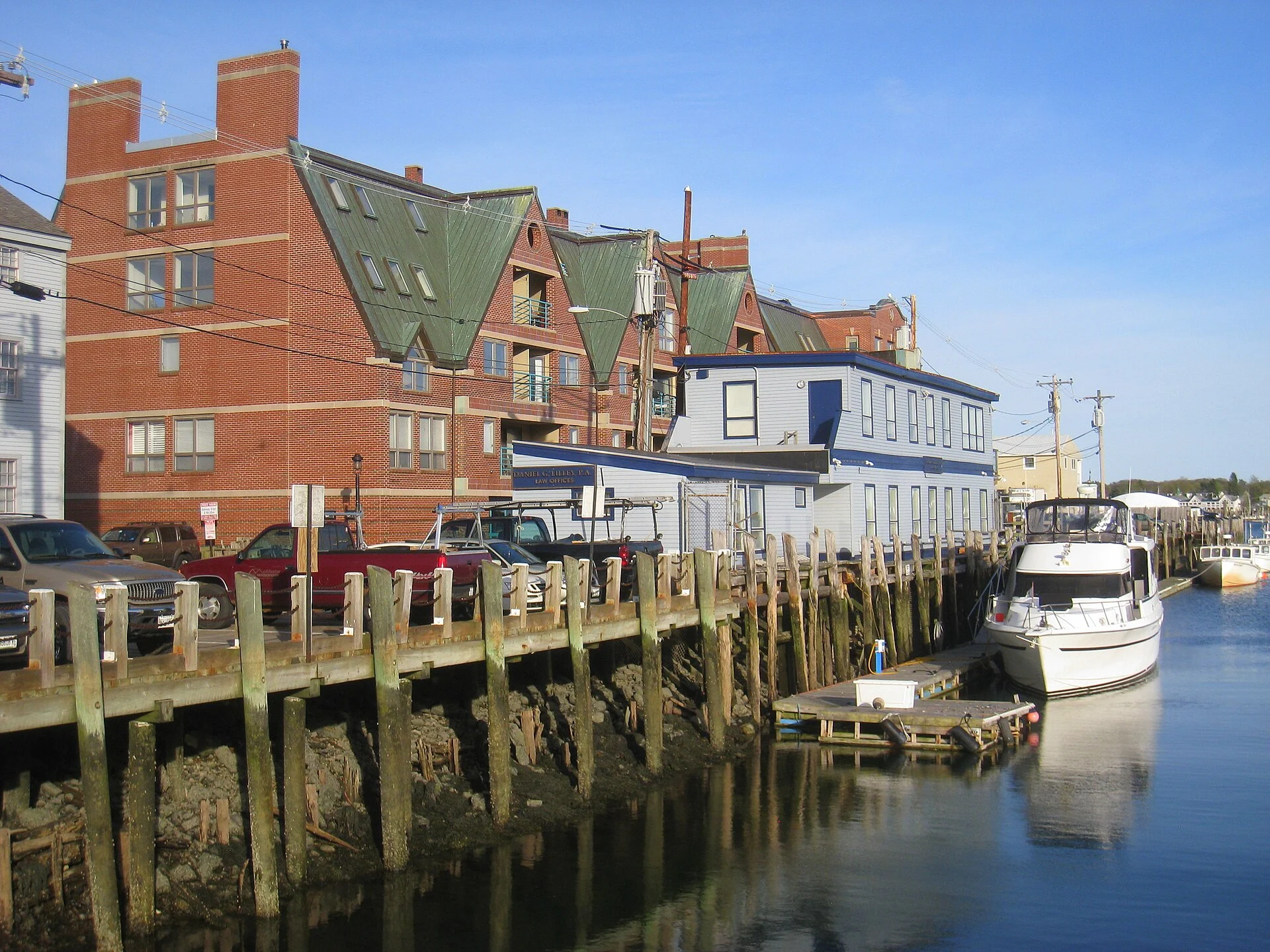 Häuser und Piers am Wasser im Old Port von Portland