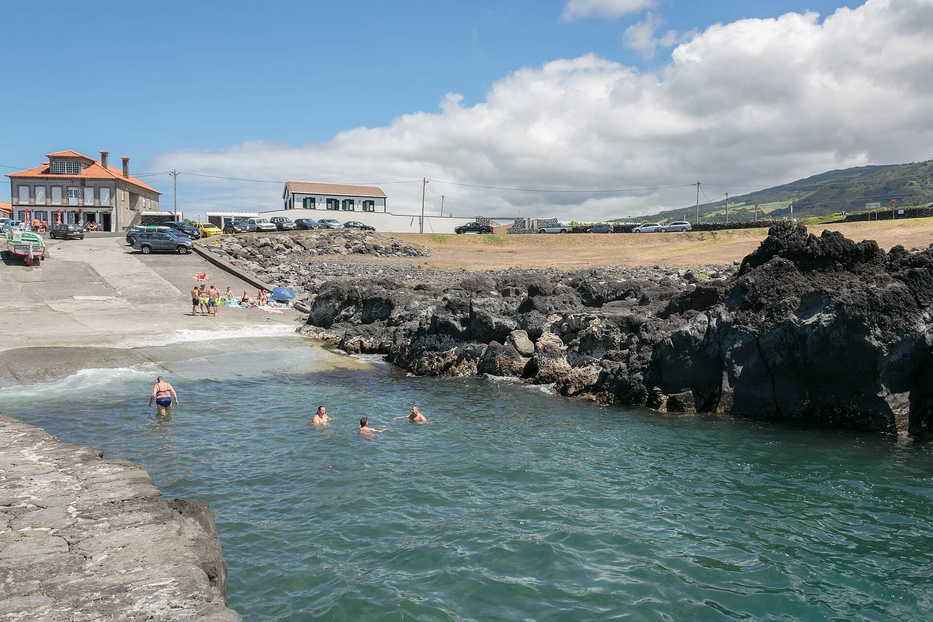 Naturschwimmbecken im Lavagestein bei Biscoitos auf Terceira