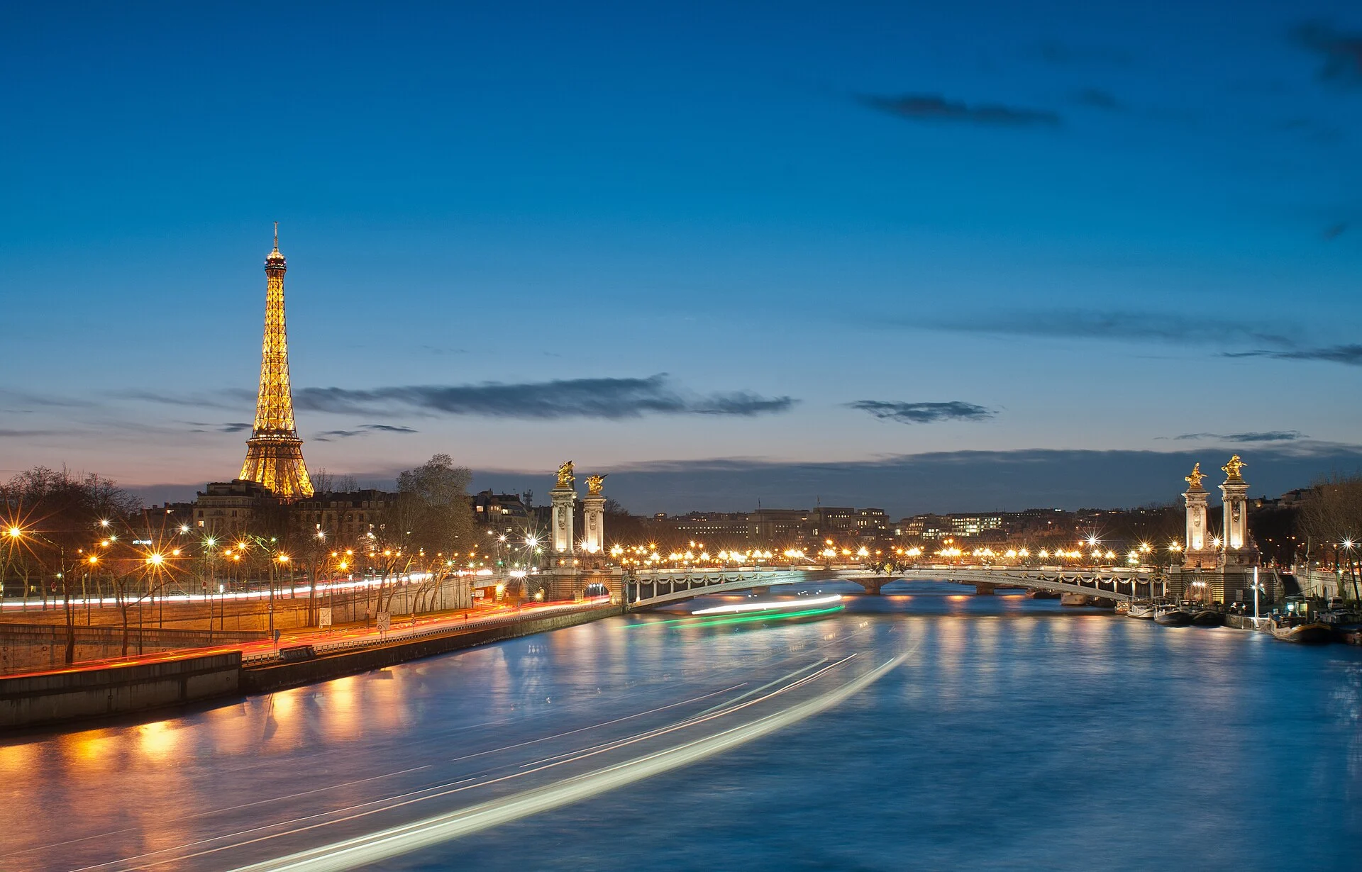 Der Eiffelturm und die Pont Alexandre III über der Seine in Paris
