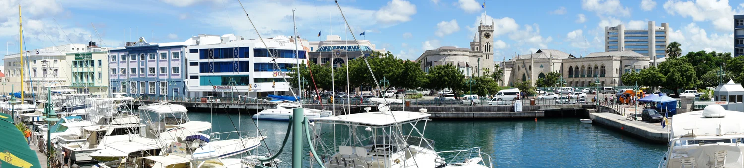 Der Careenage in Bridgetown mit Booten und dem Uhrturm des Parlaments