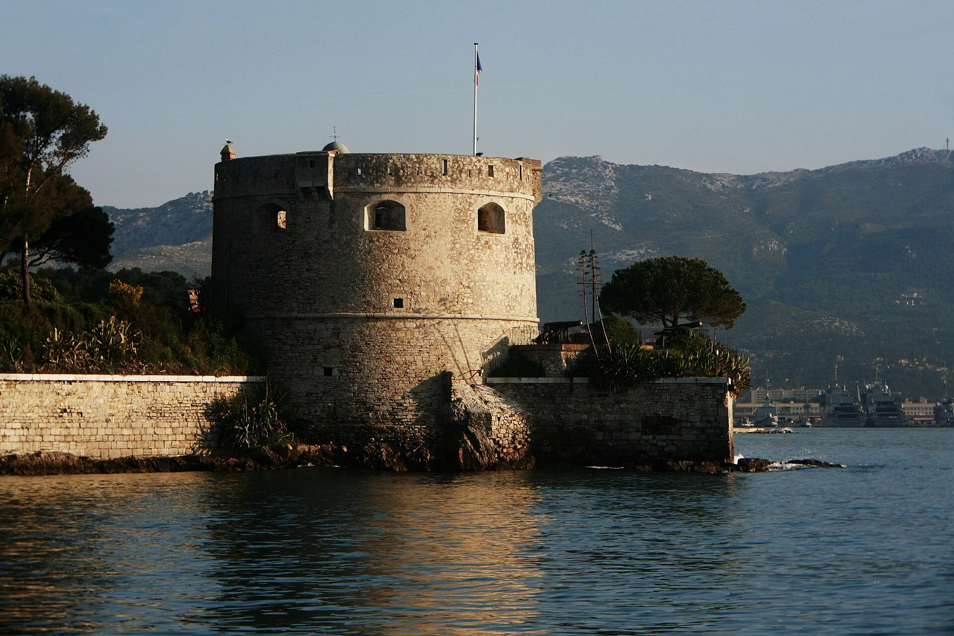 Das Fort Balaguier am Ufer der Reede bei La Seyne-sur-Mer