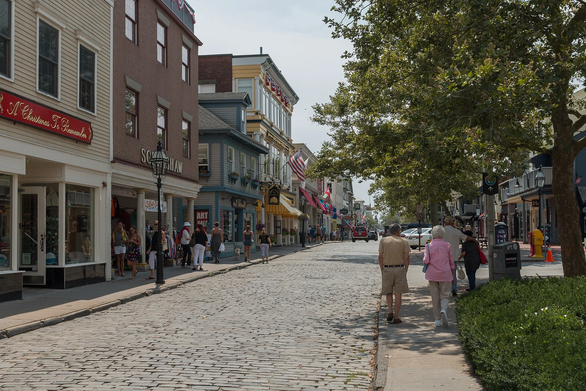 Die Thames Street in Newport mit Kopfsteinpflaster, Läden und Passanten