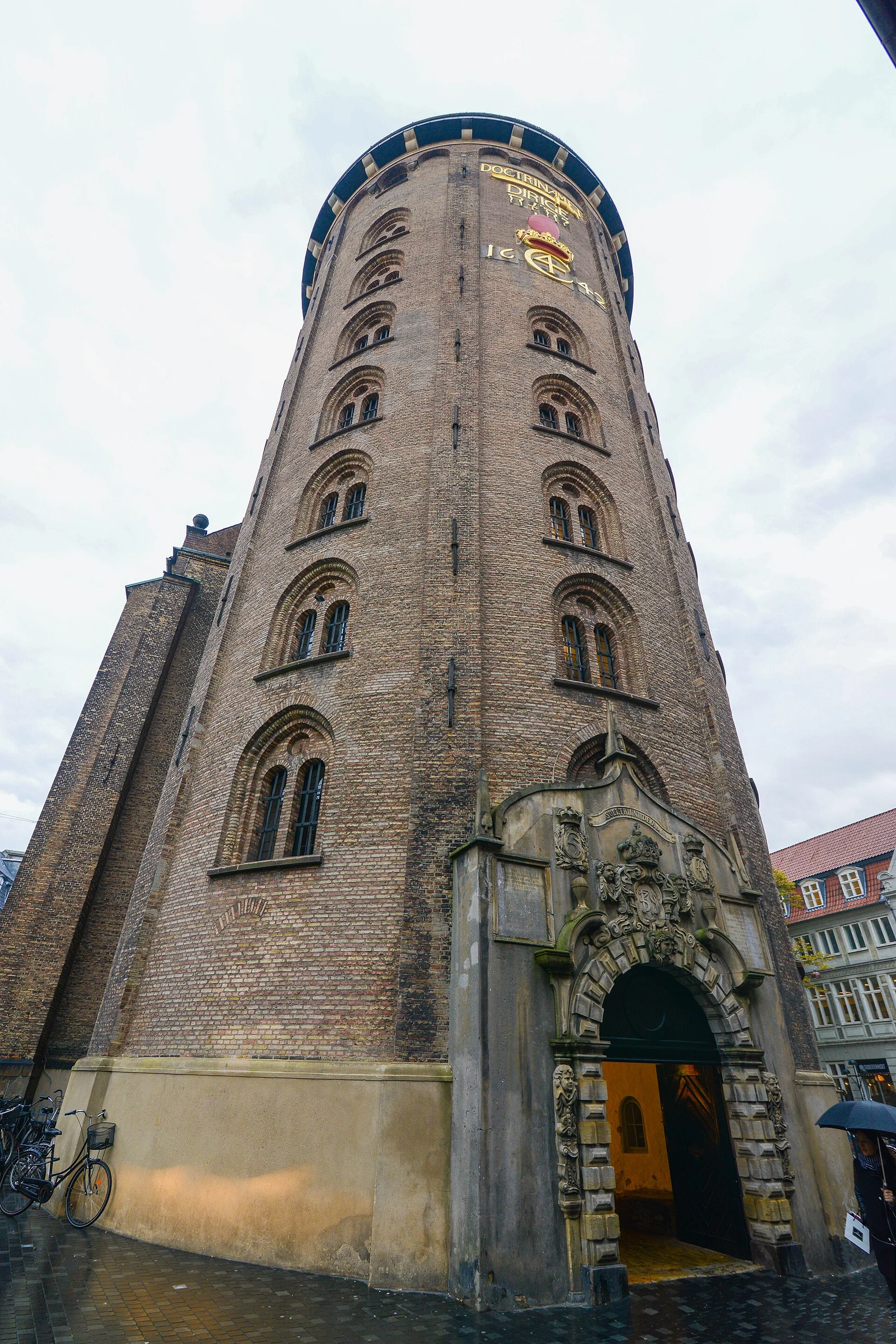 Der Rundetaarn in Kopenhagen mit dem verzierten Barockportal und der vergoldeten Inschrift Christians IV.