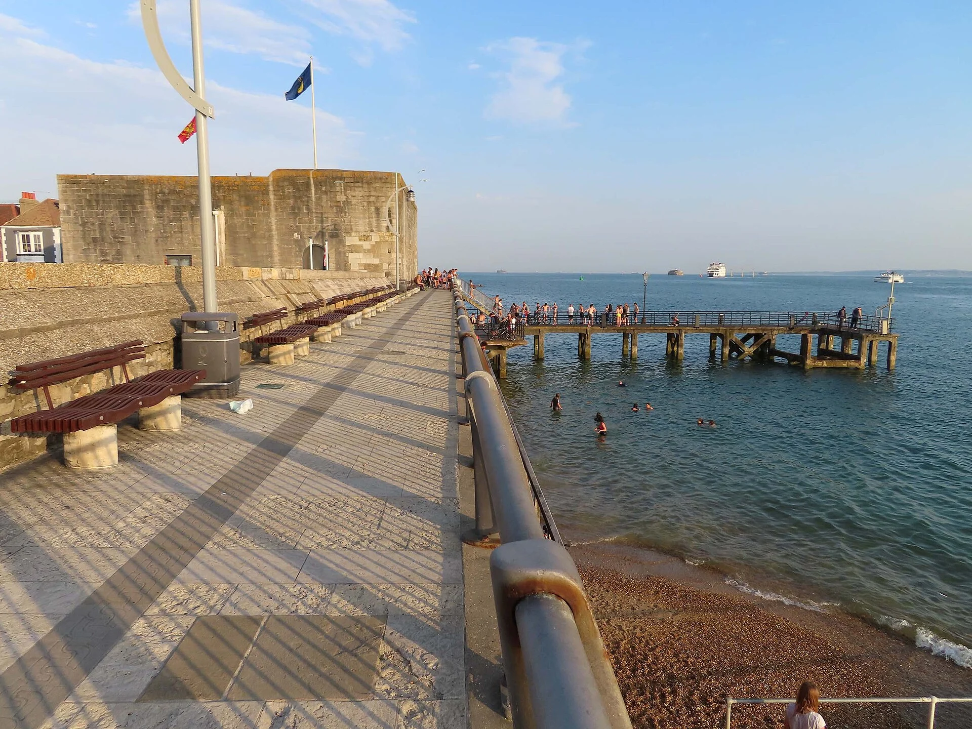 Die Hotwalls-Promenade mit Square Tower und Victoria Pier an der Hafeneinfahrt von Old Portsmouth, Badende im Wasser.