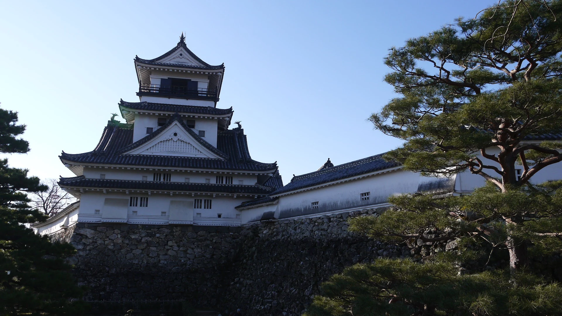 Der originale Holzturm der Burg Kochi auf seinen Steinmauern
