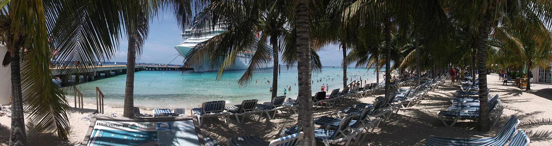 Der Strand am Kreuzfahrtzentrum von Grand Turk mit dem Schiff dahinter