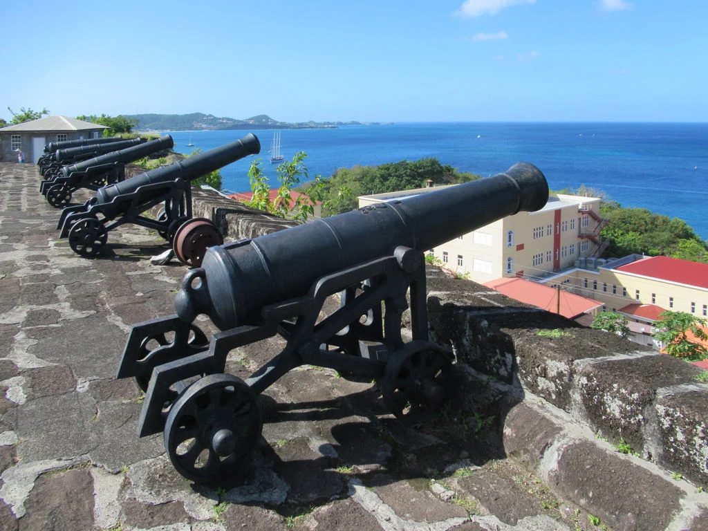 Die Kanonen von Fort George über dem Hafen von St. George’s auf Grenada