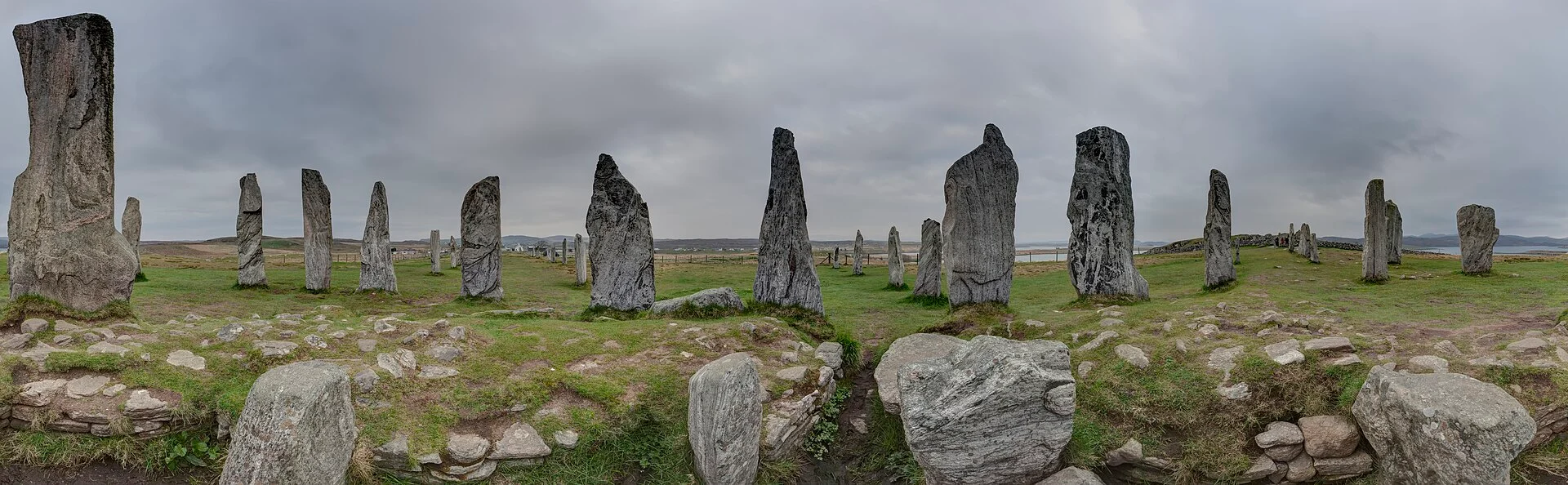 Panoramaaufnahme des Steinkreises der Callanish Standing Stones auf der Isle of Lewis bei bewölktem Himmel.