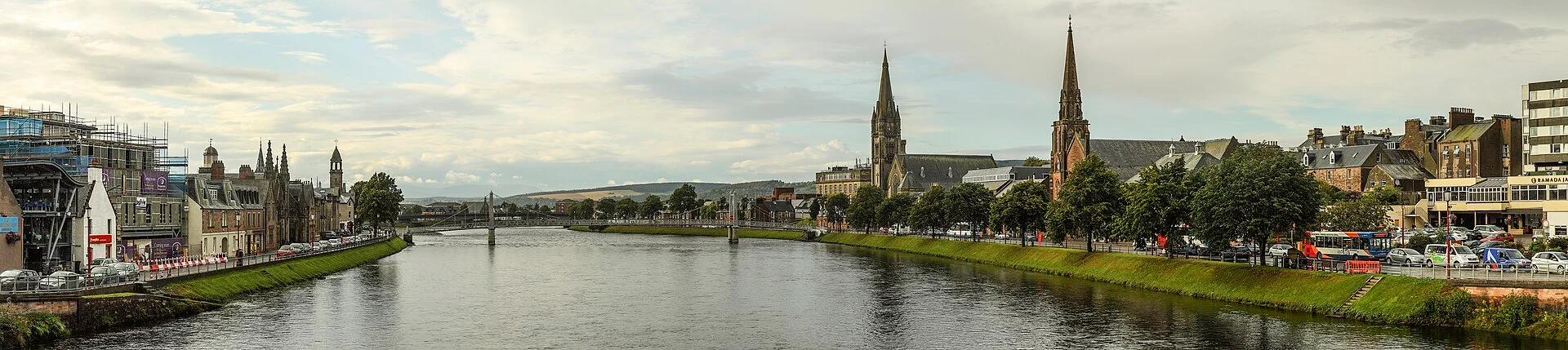 Panoramablick über den Fluss Ness in Inverness mit den Kirchtürmen am Ufer.
