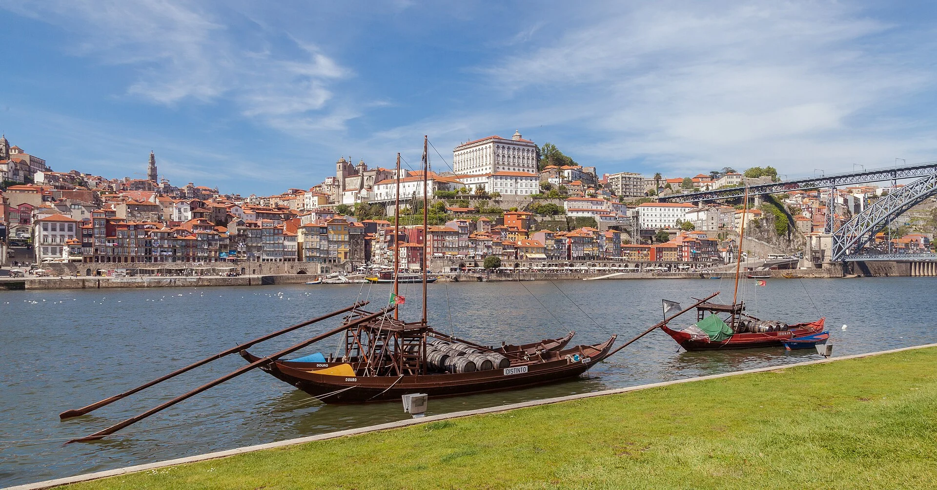 Rabelo-Boote am Cais de Gaia mit Blick auf die Altstadt von Porto
