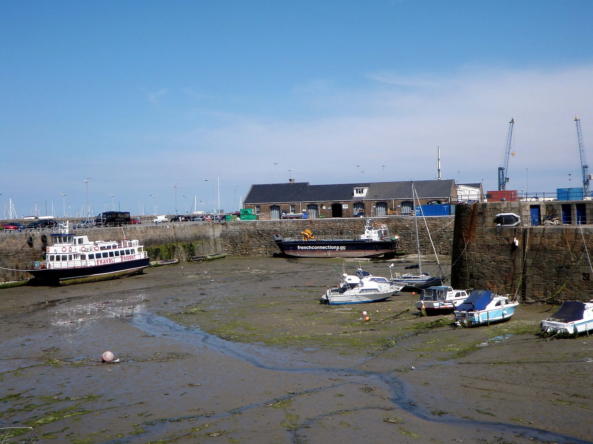Der Hafen von Saint Peter Port bei Ebbe, mit trockengefallenen Booten
