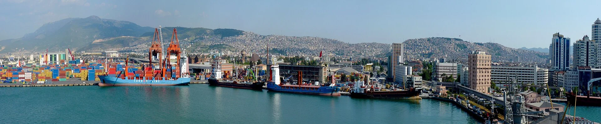 Der Hafen von Izmir mit Schiffen und der Stadt, die sich die Hänge hinaufzieht