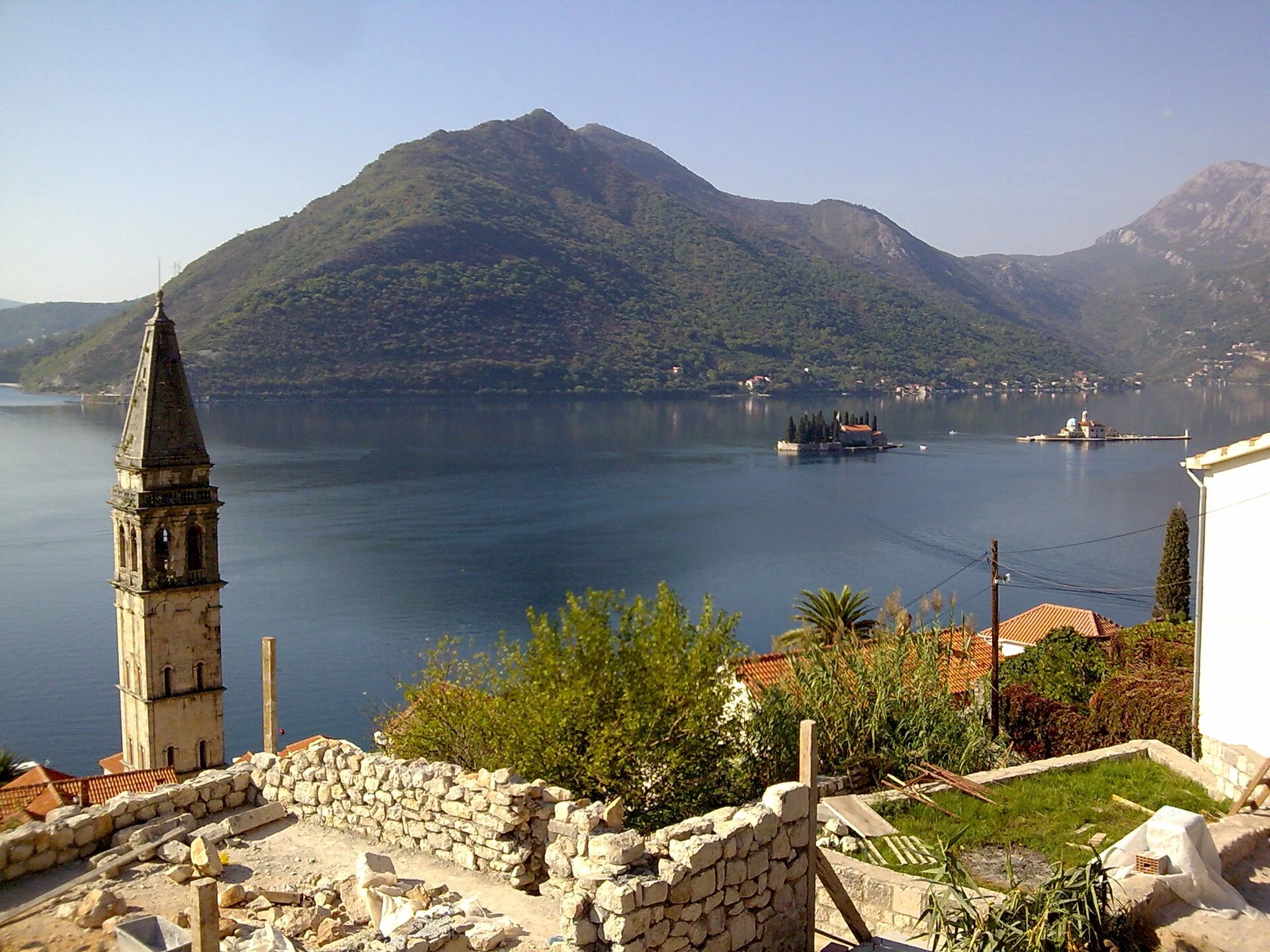Der Glockenturm von St. Nikolaus in Perast und die beiden Kircheninseln in der Bucht von Kotor.