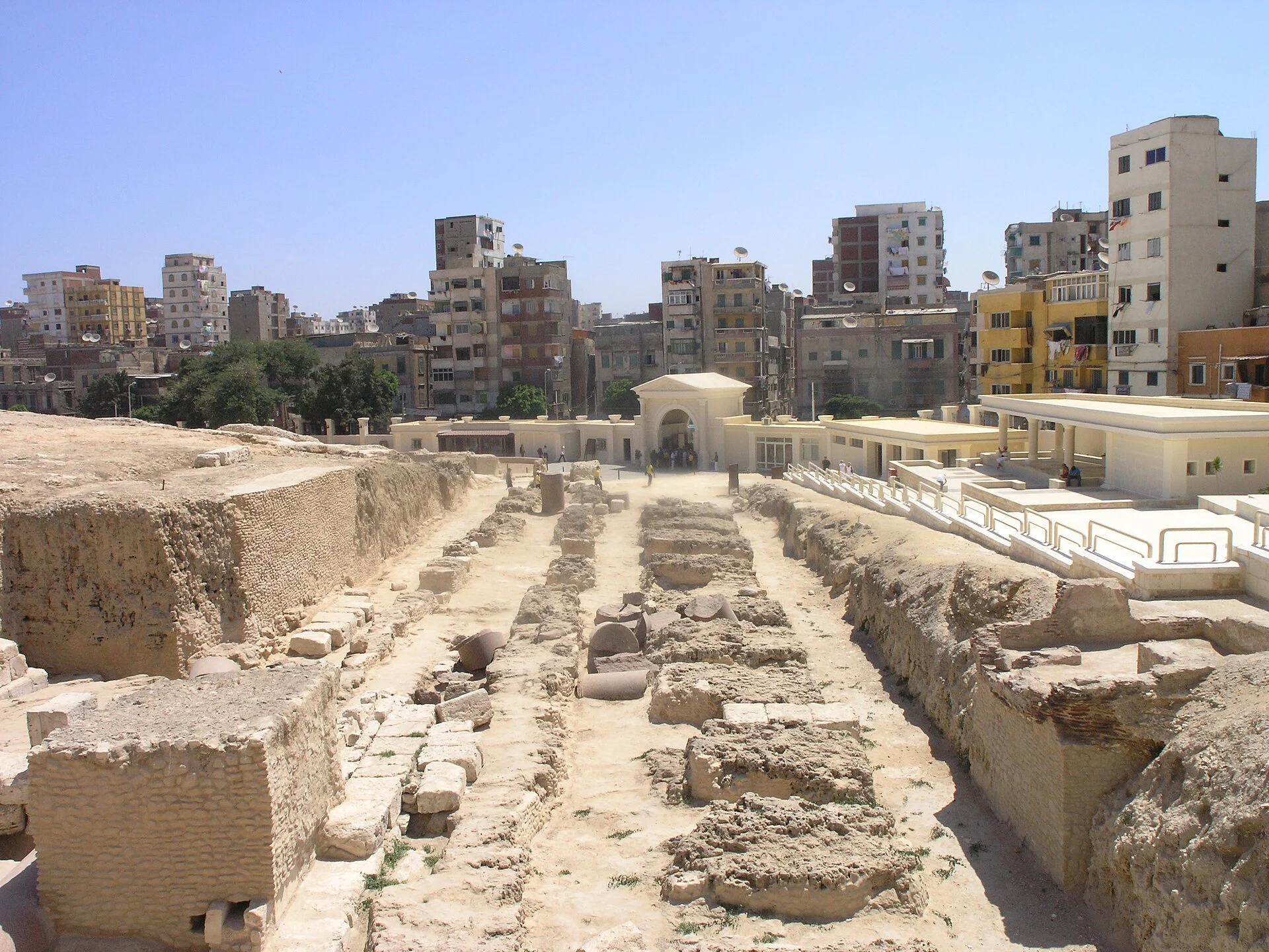 Das Ausgrabungsgelände des Serapeums mit der Pompeiussäule in Alexandria