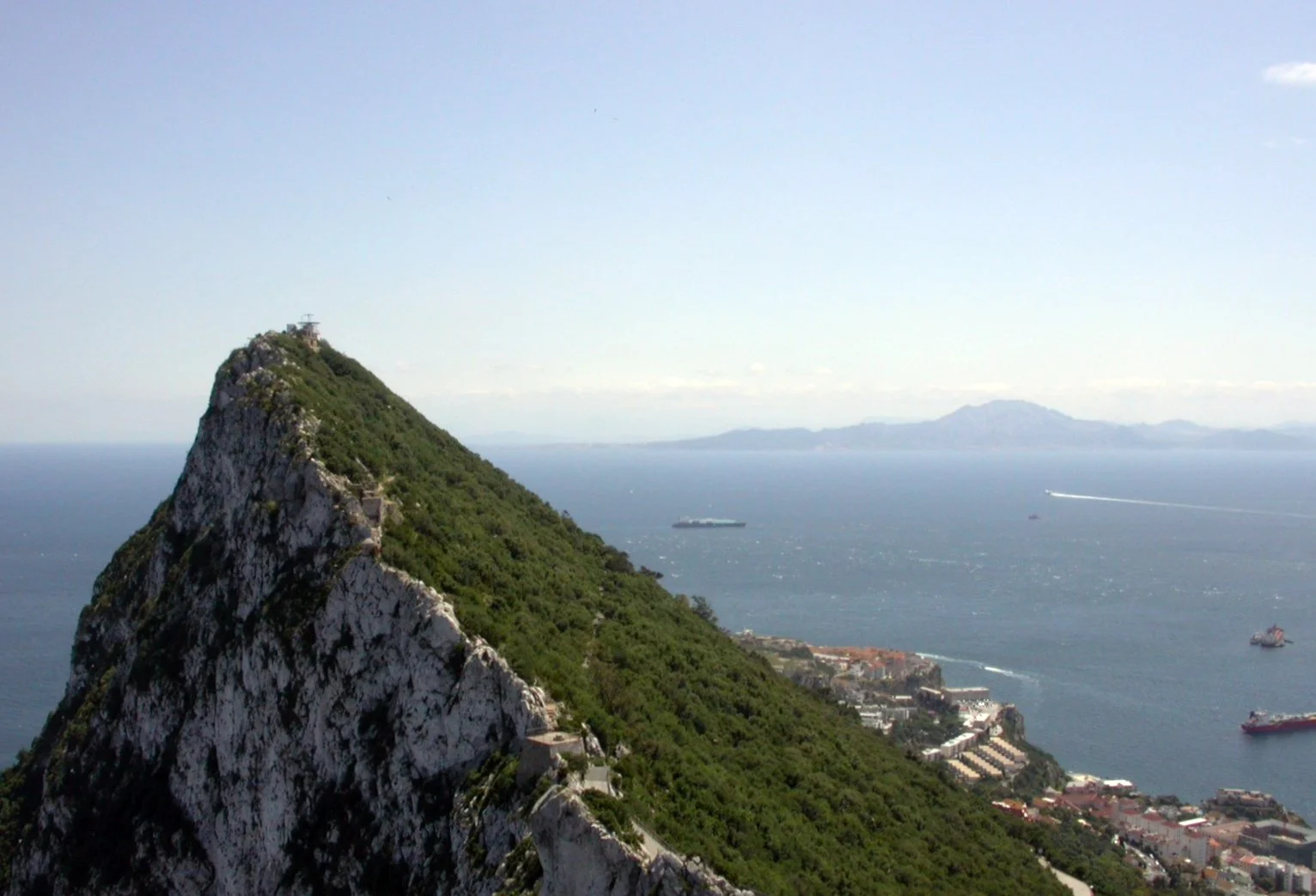 Der Grat des Felsens von Gibraltar mit Blick über die Meerenge nach Afrika
